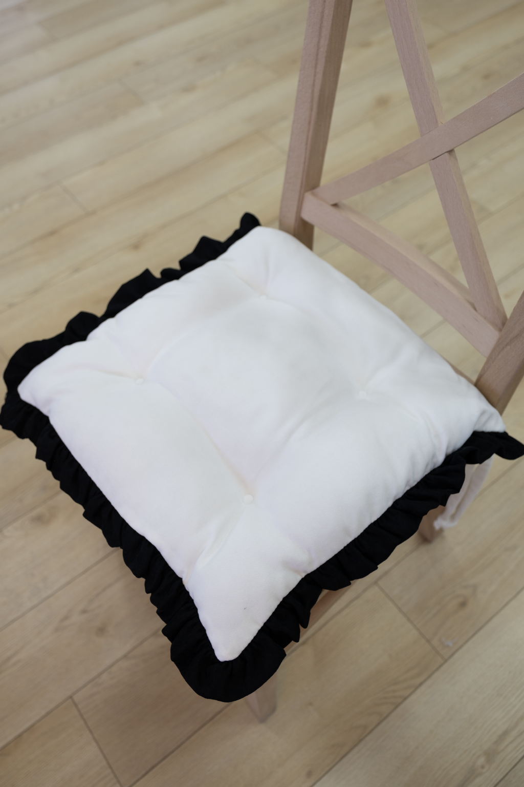 Beyaz Siyah Fırfırlı Özel Dikişli Sandalye Minderi Dolgulu Kare Bağcıklı Yıkanabilir 40x40 cm