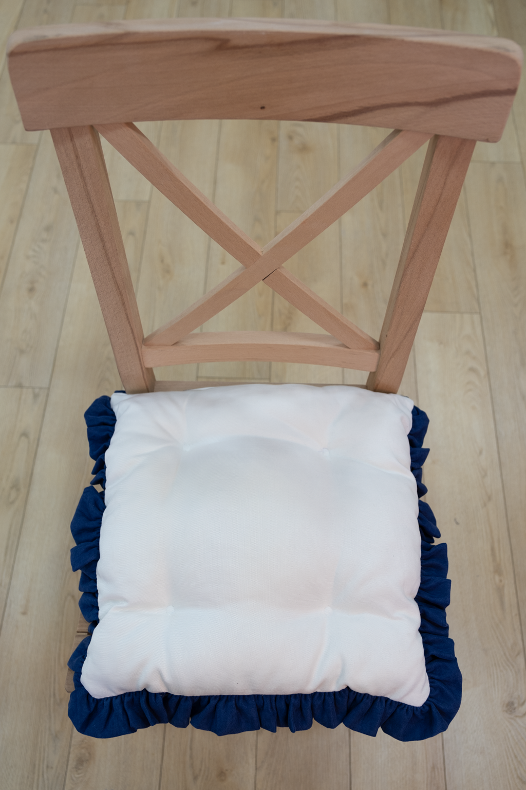 Mavi Beyaz Fırfırlı Özel Dikişli Sandalye Minderi Dolgulu Kare Bağcıklı Yıkanabilir 40x40 cm