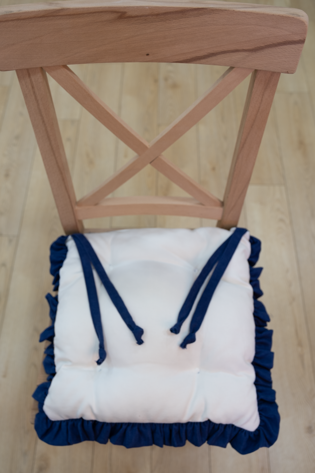 Mavi Beyaz Fırfırlı Özel Dikişli Sandalye Minderi Dolgulu Kare Bağcıklı Yıkanabilir 40x40 cm