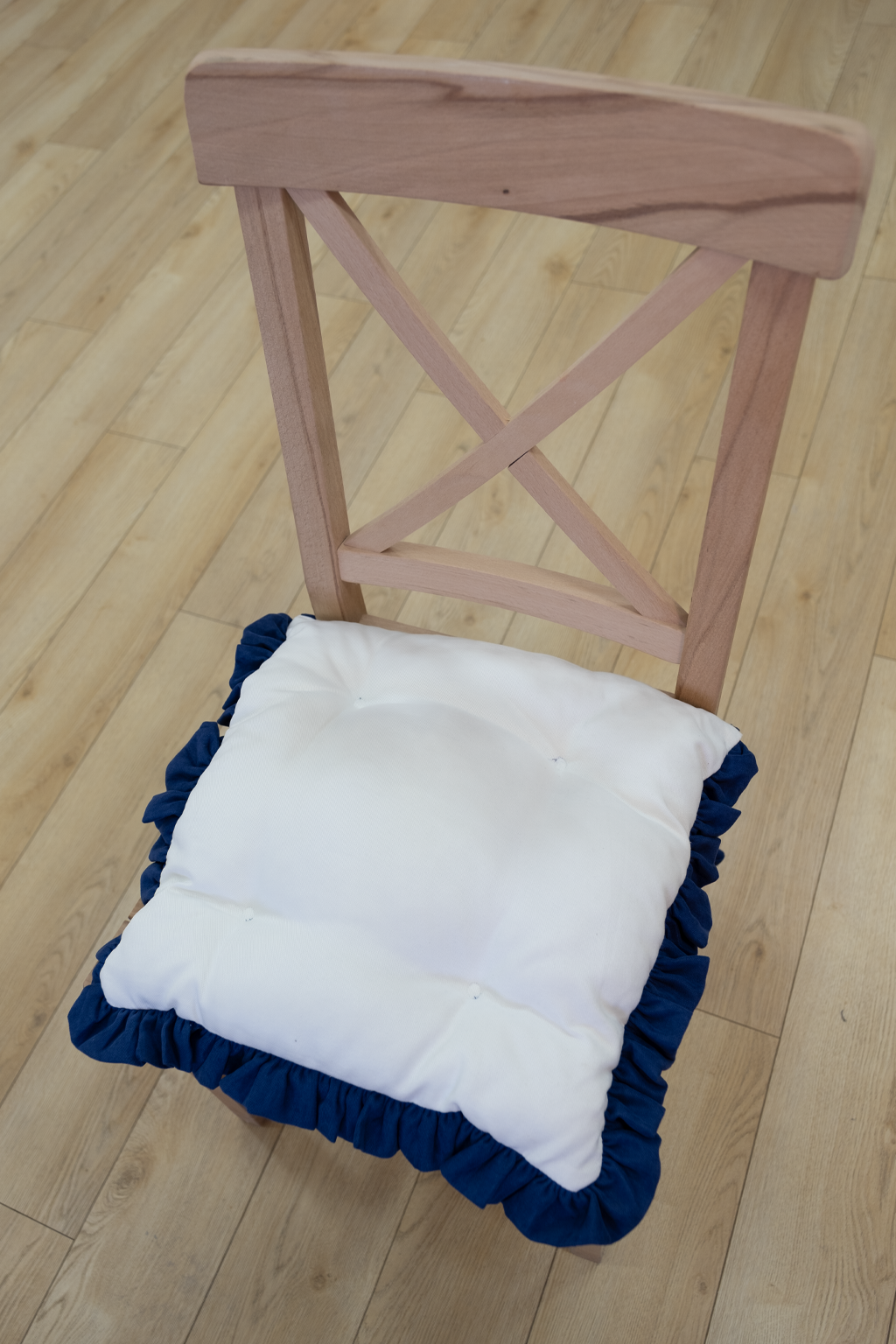 Mavi Beyaz Fırfırlı Özel Dikişli Sandalye Minderi Dolgulu Kare Bağcıklı Yıkanabilir 40x40 cm