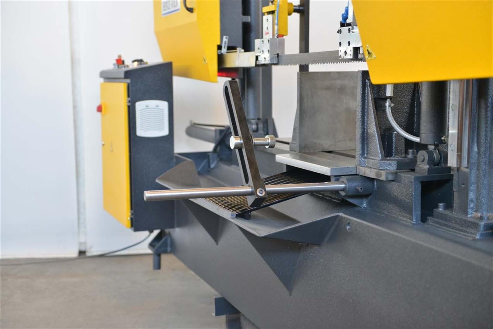 Bekamak BMSY-560C C Straight Cutting