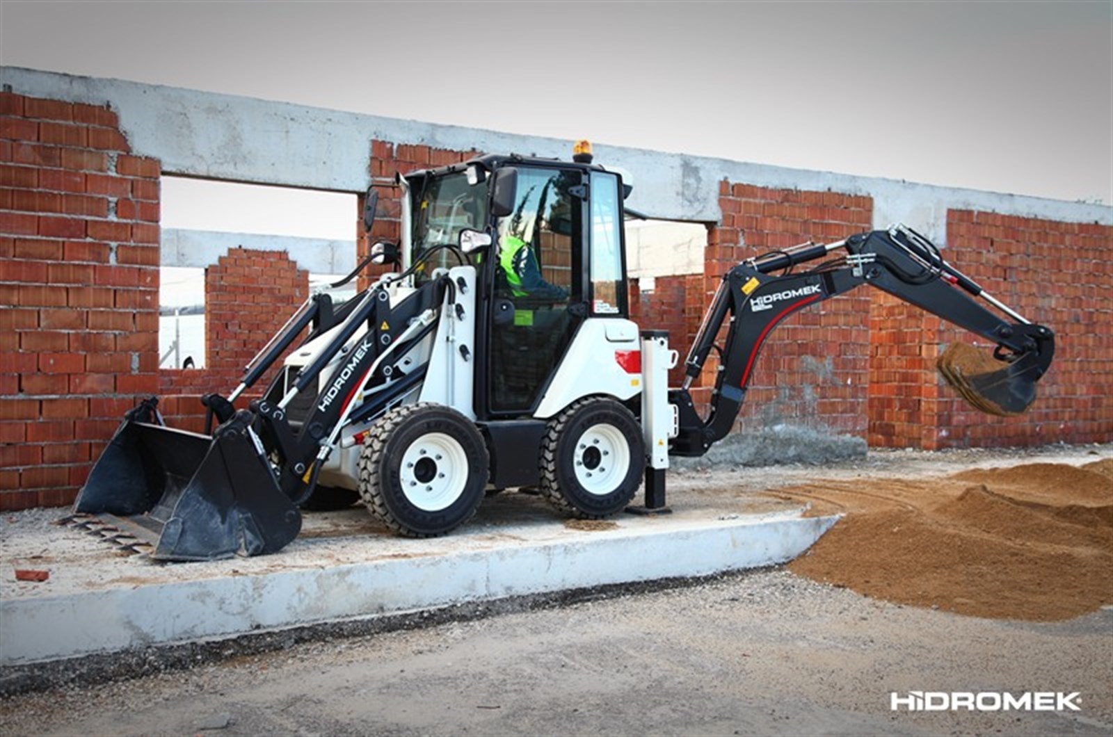HMK 62 SS Backhoe Loader