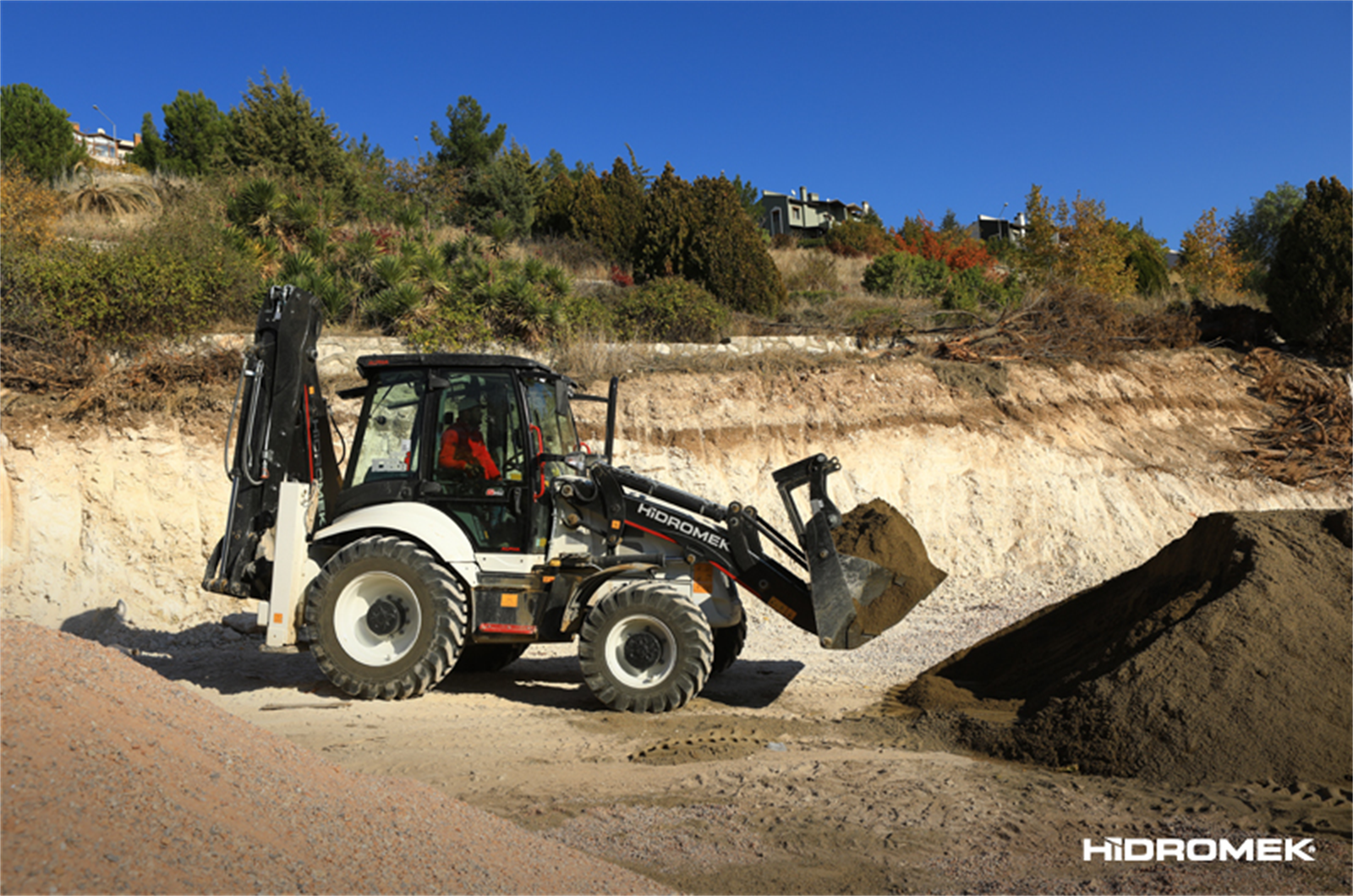 HMK 62 SS Backhoe Loader