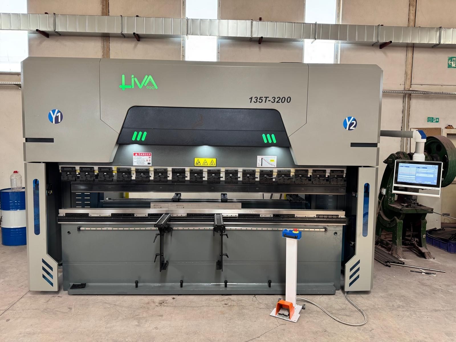 LIVA OEM-CN 135 Ton – 3200 mm CNC Electro-Hydraulic Hybrid Press Brake 