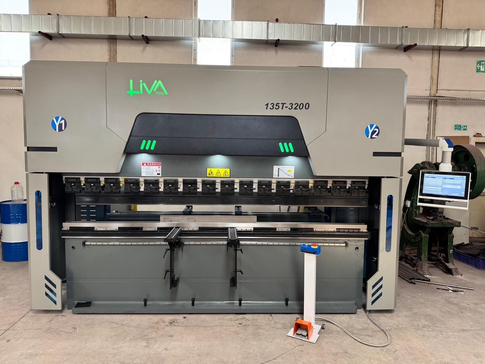 LIVA OEM-CN 135 Ton – 3200 mm CNC Electro-Hydraulic Hybrid Press Brake 
