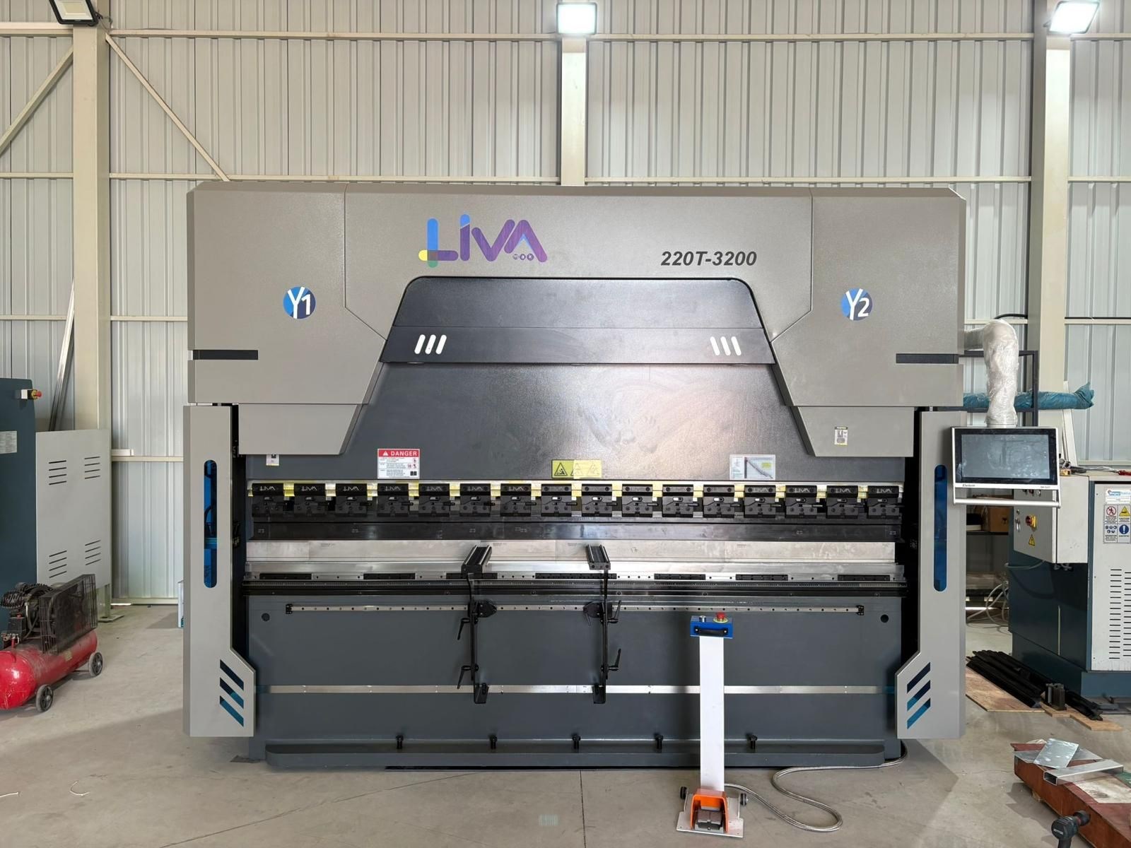 LIVA OEM-CN 135 Ton – 3200 mm CNC Electro-Hydraulic Hybrid Press Brake 