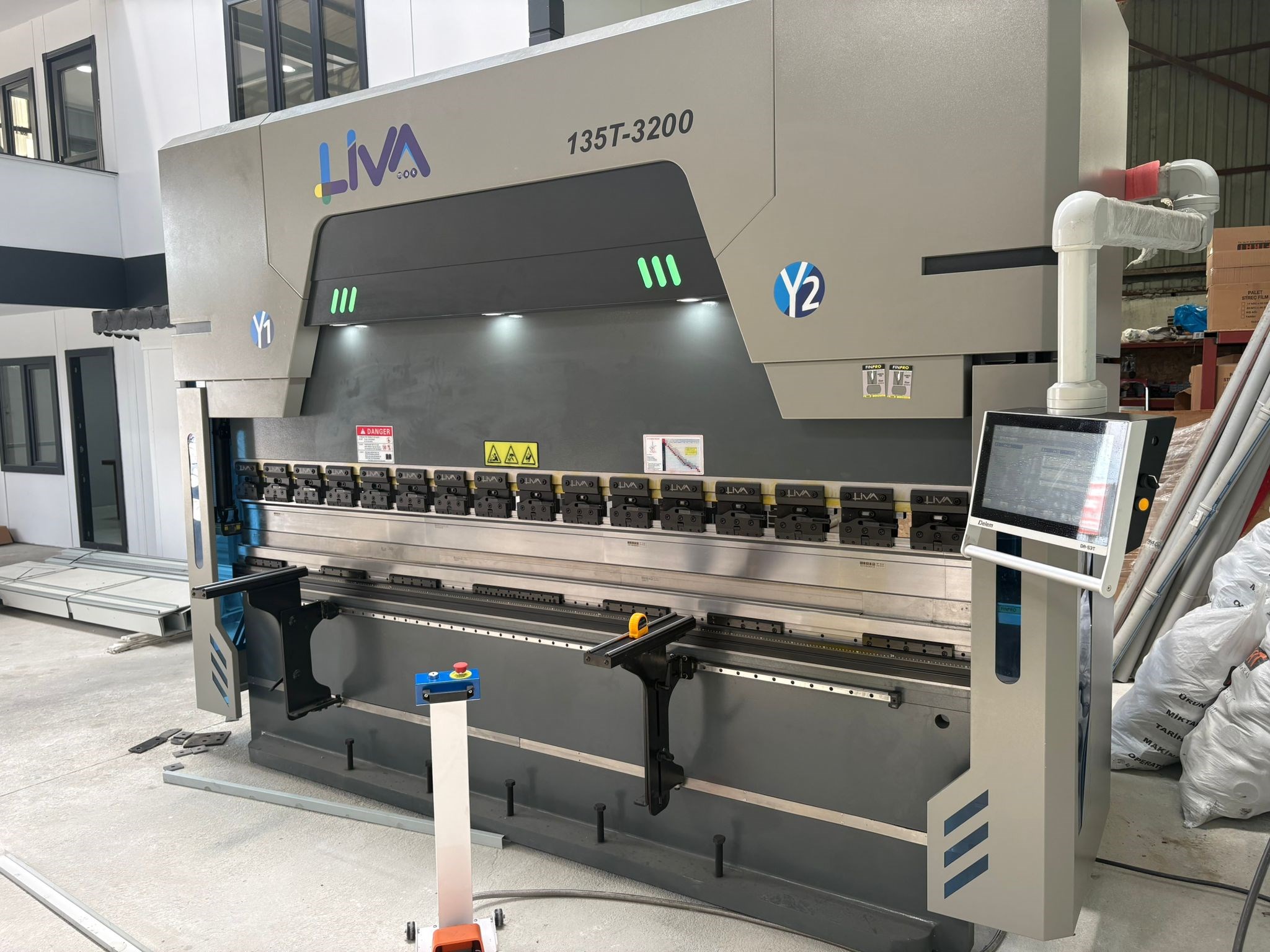 LIVA OEM-CN 135 Ton – 3200 mm CNC Electro-Hydraulic Hybrid Press Brake 
