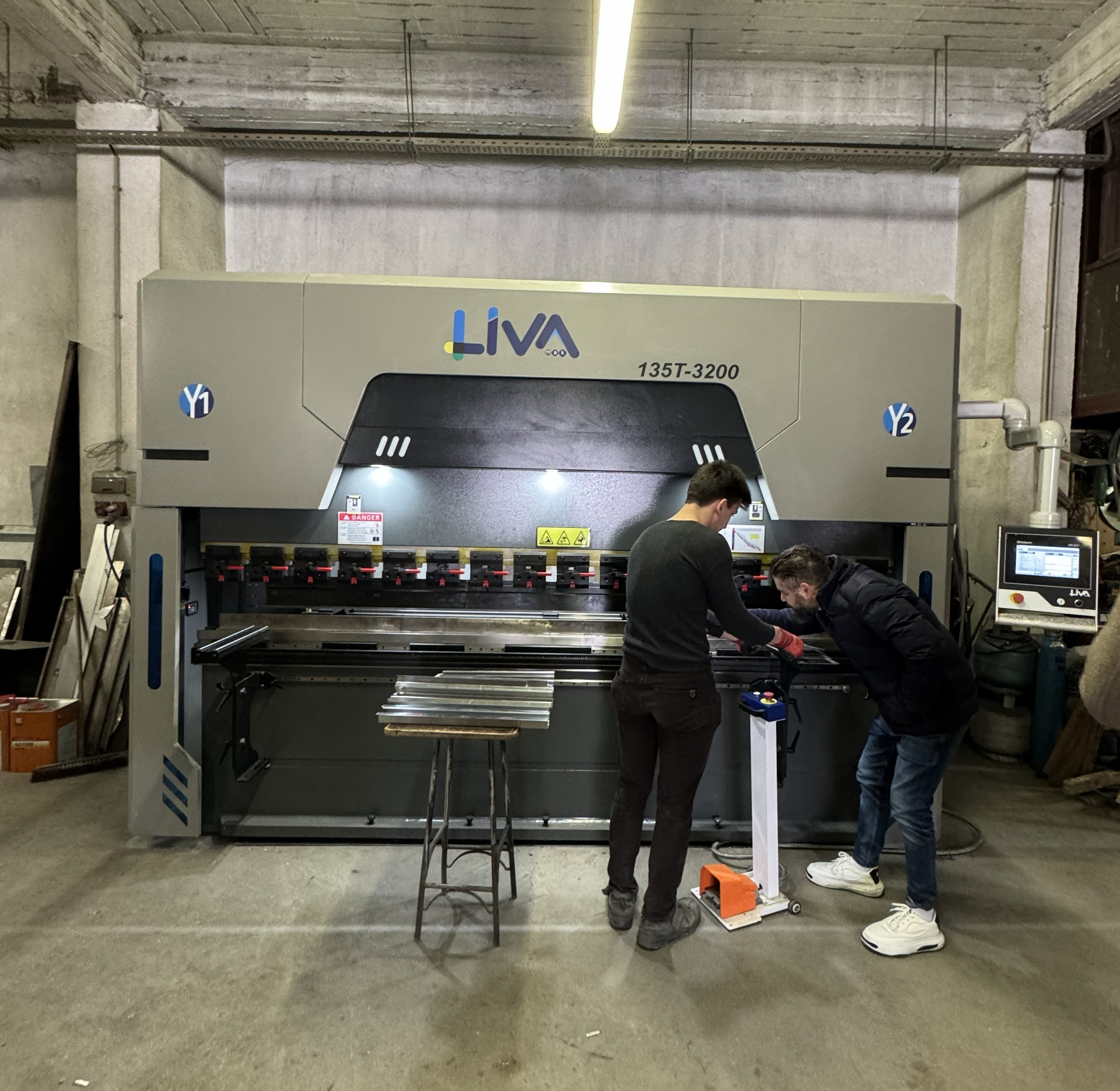 LIVA OEM-CN 135 Ton – 3200 mm CNC Electro-Hydraulic Hybrid Press Brake 