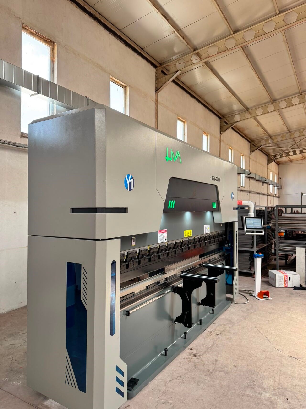 LIVA OEM-CN 135 Ton – 3200 mm CNC Electro-Hydraulic Hybrid Press Brake 