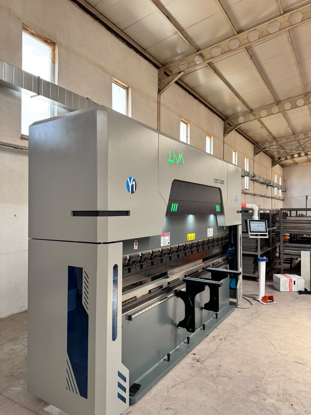 LIVA OEM-CN 135 Ton – 3200 mm CNC Electro-Hydraulic Hybrid Press Brake 