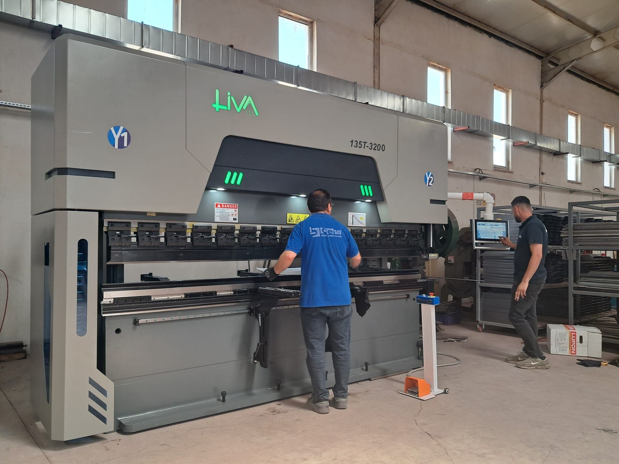 LIVA OEM-CN 135 Ton – 3200 mm CNC Electro-Hydraulic Hybrid Press Brake 