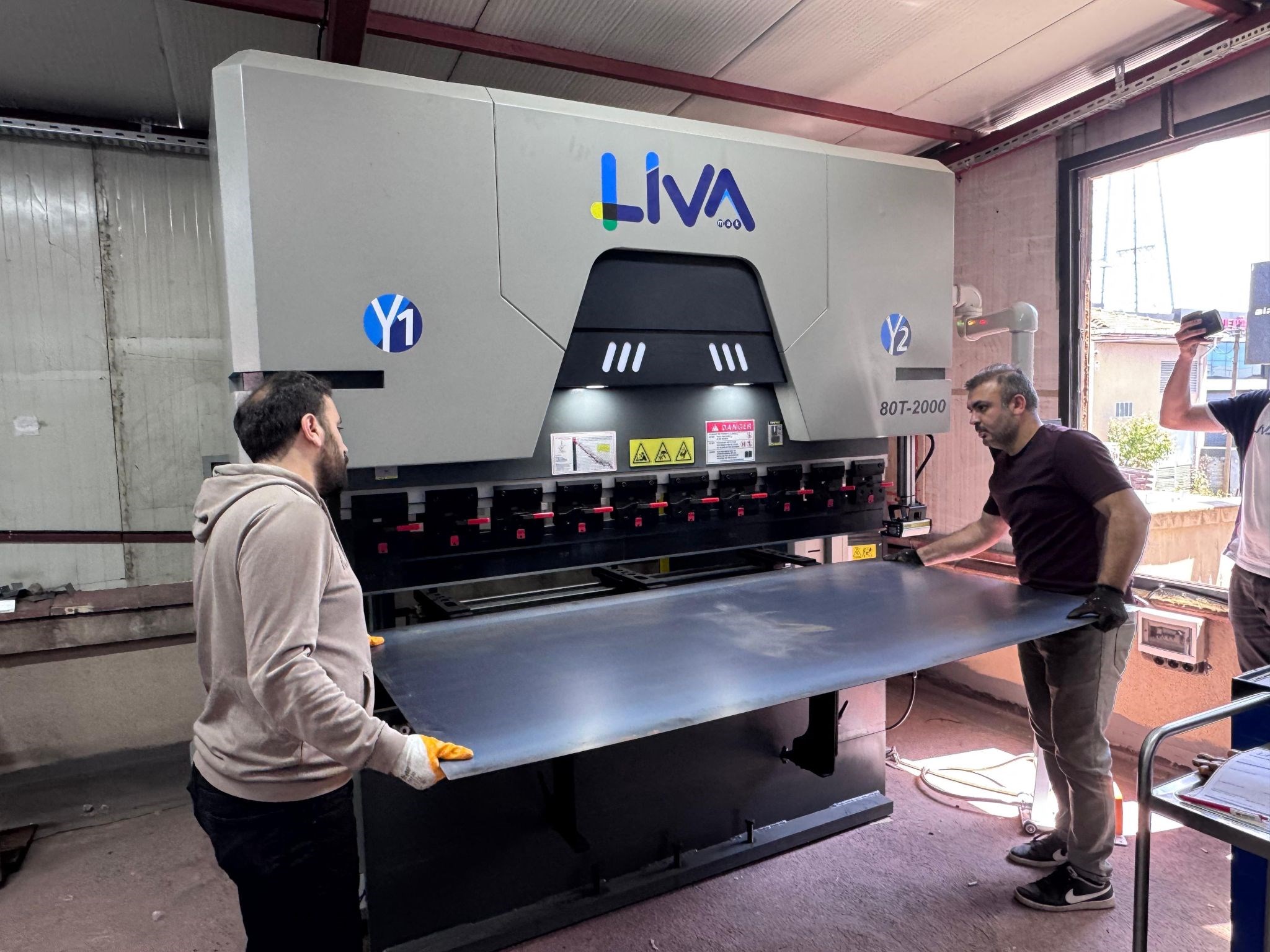 LIVA OEM-CN 135 Ton – 3200 mm CNC Electro-Hydraulic Hybrid Press Brake 