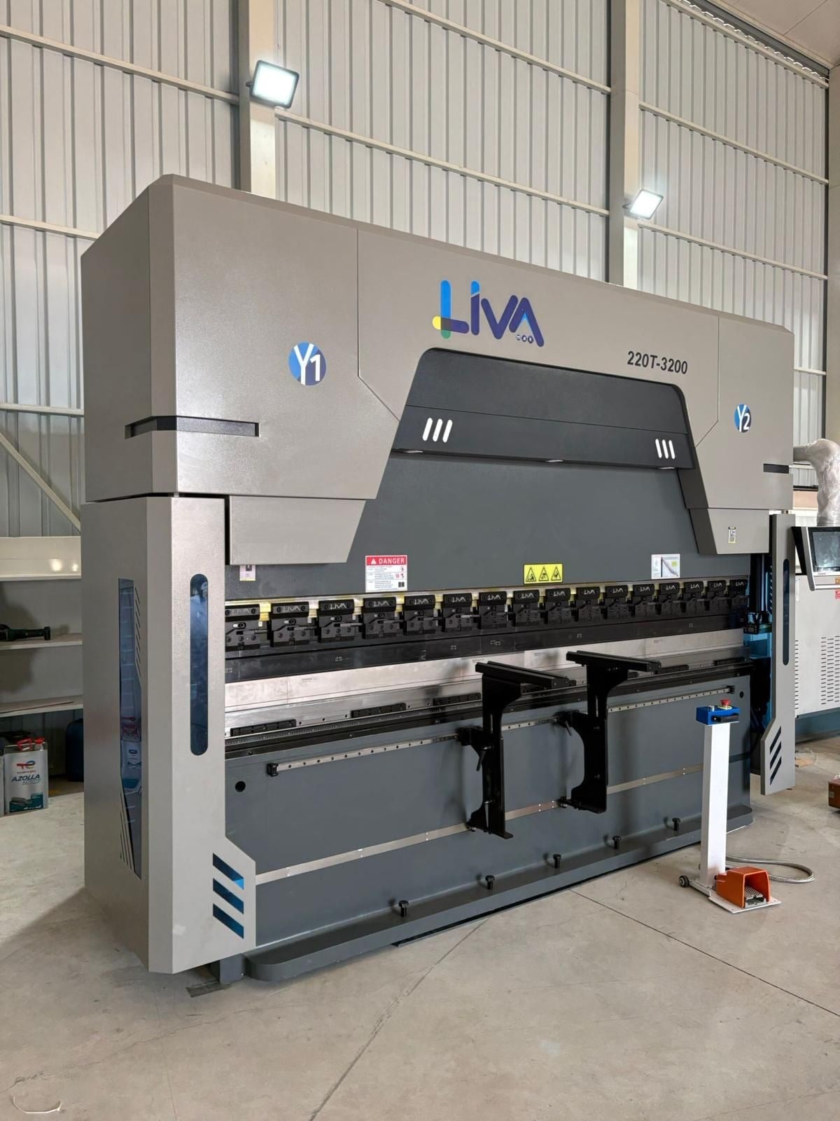LIVA OEM-CN 135 Ton – 3200 mm CNC Electro-Hydraulic Hybrid Press Brake 