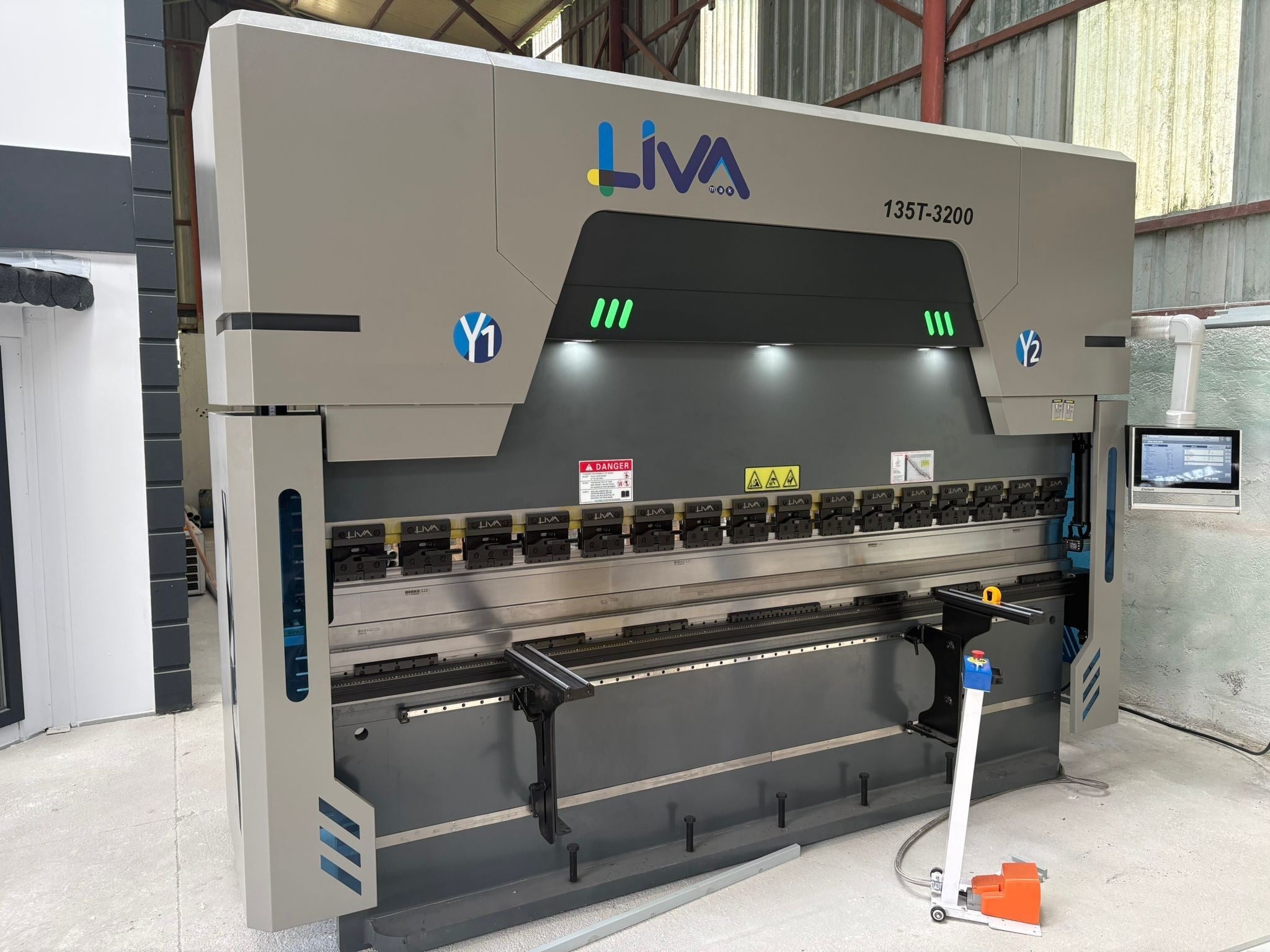 LIVA OEM-CN 135 Ton – 3200 mm CNC Electro-Hydraulic Hybrid Press Brake 