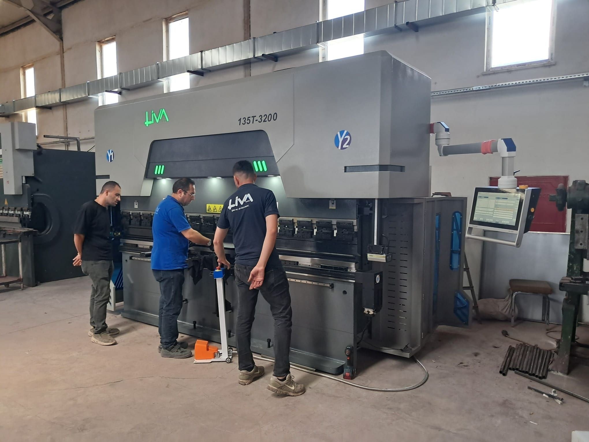 LIVA OEM-CN 135 Ton – 3200 mm CNC Electro-Hydraulic Hybrid Press Brake 