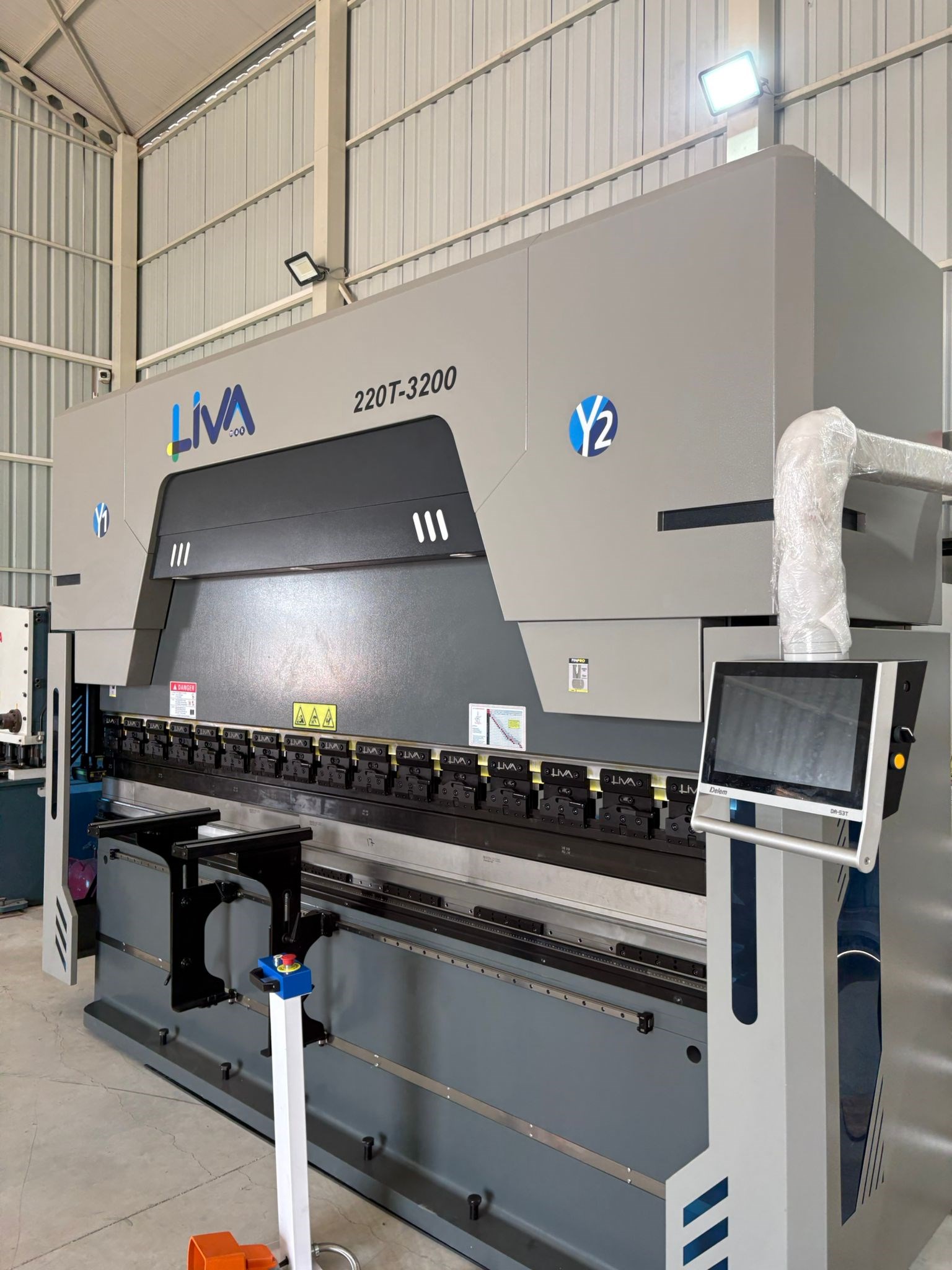 LIVA OEM-CN 220 Ton – 3200 mm CNC Electro-Hydraulic Hybrid Press Brake 