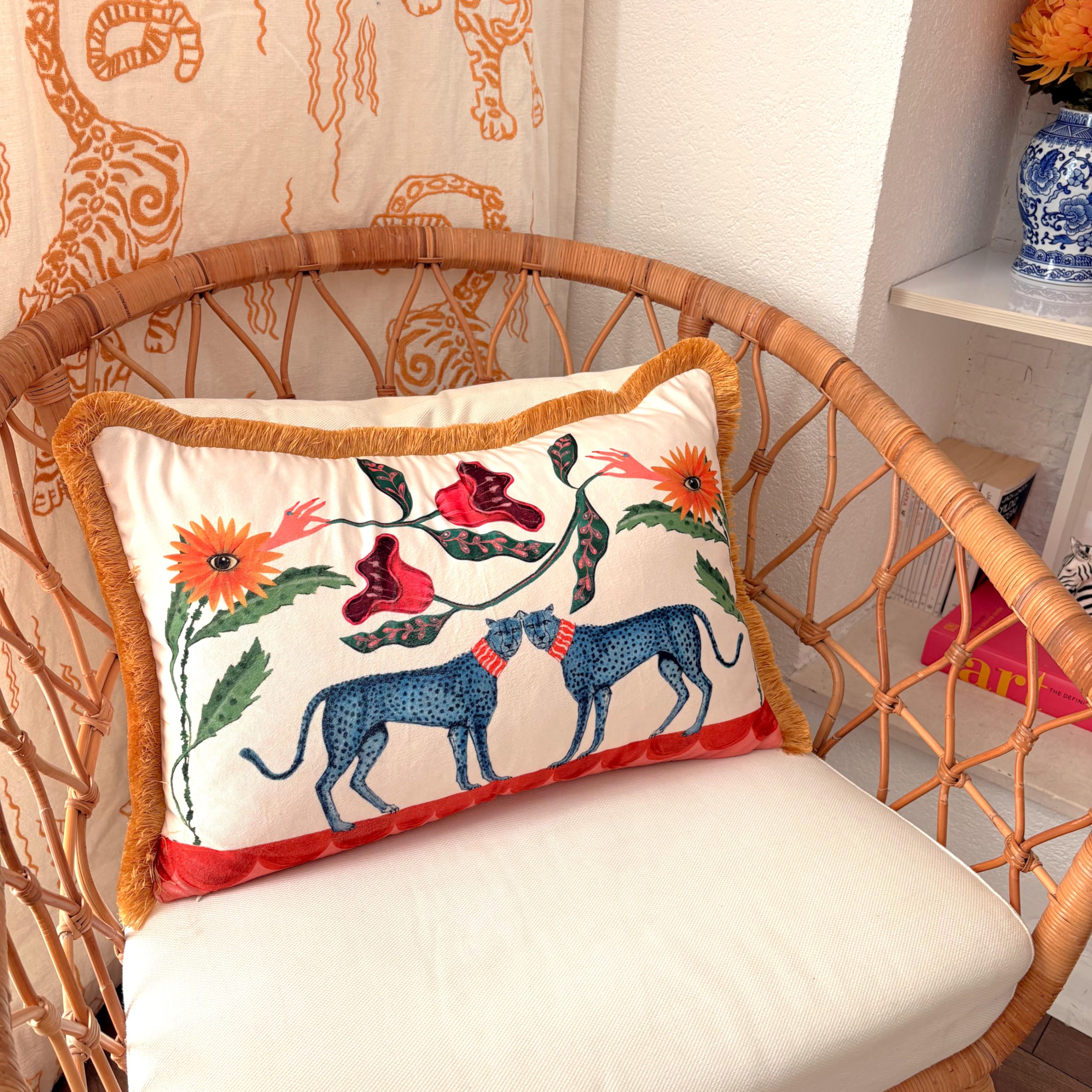 Boho Çiçek ve Çift Leopar Desenli Kadife Yastık Kılıfı – 40x60 cm – Püsküllü Dekoratif Kırlent Kılıfı