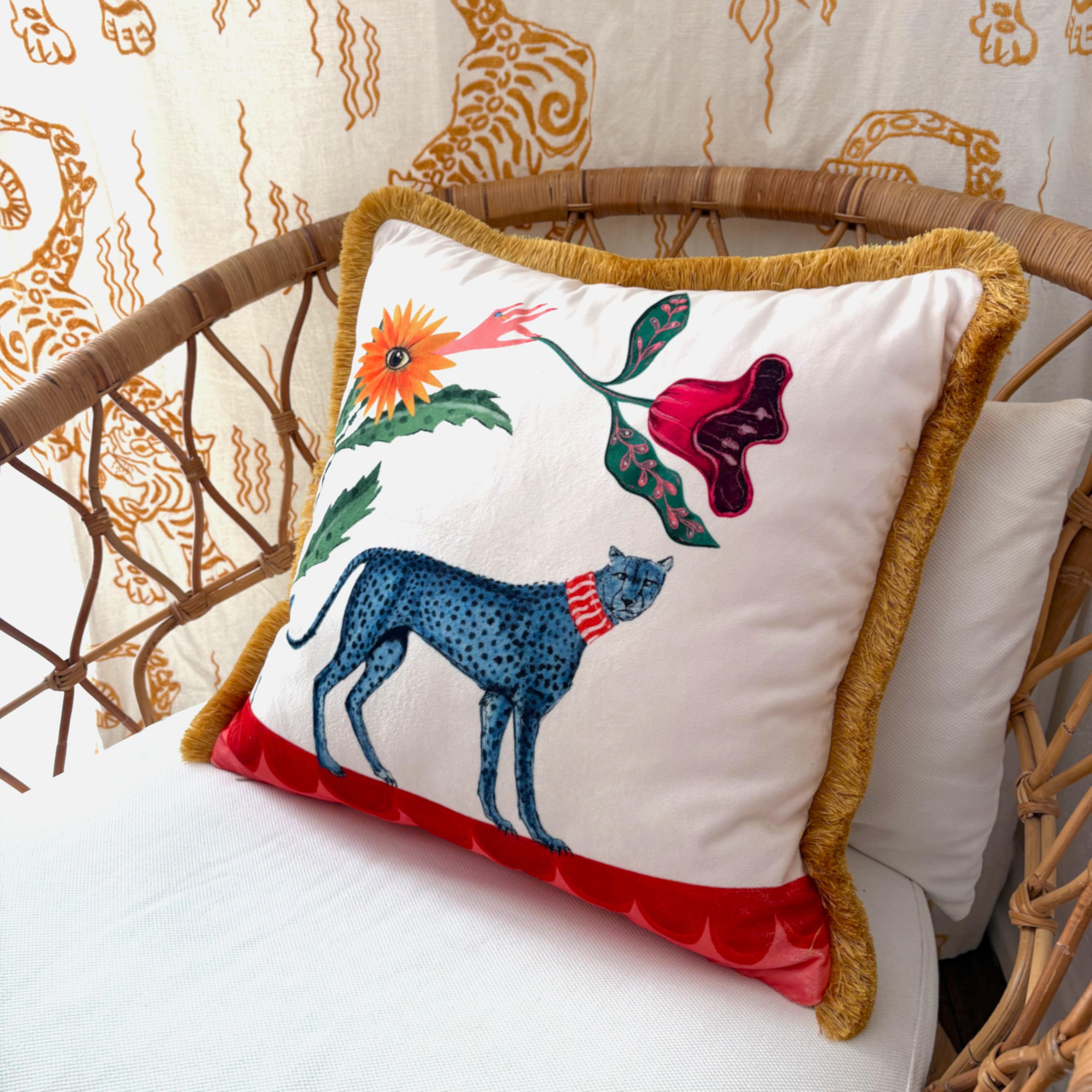 Boho Çiçek ve Leopar Desenli Kadife Yastık Kılıfı – 50x50 cm – Püsküllü Dekoratif Kırlent Kılıfı