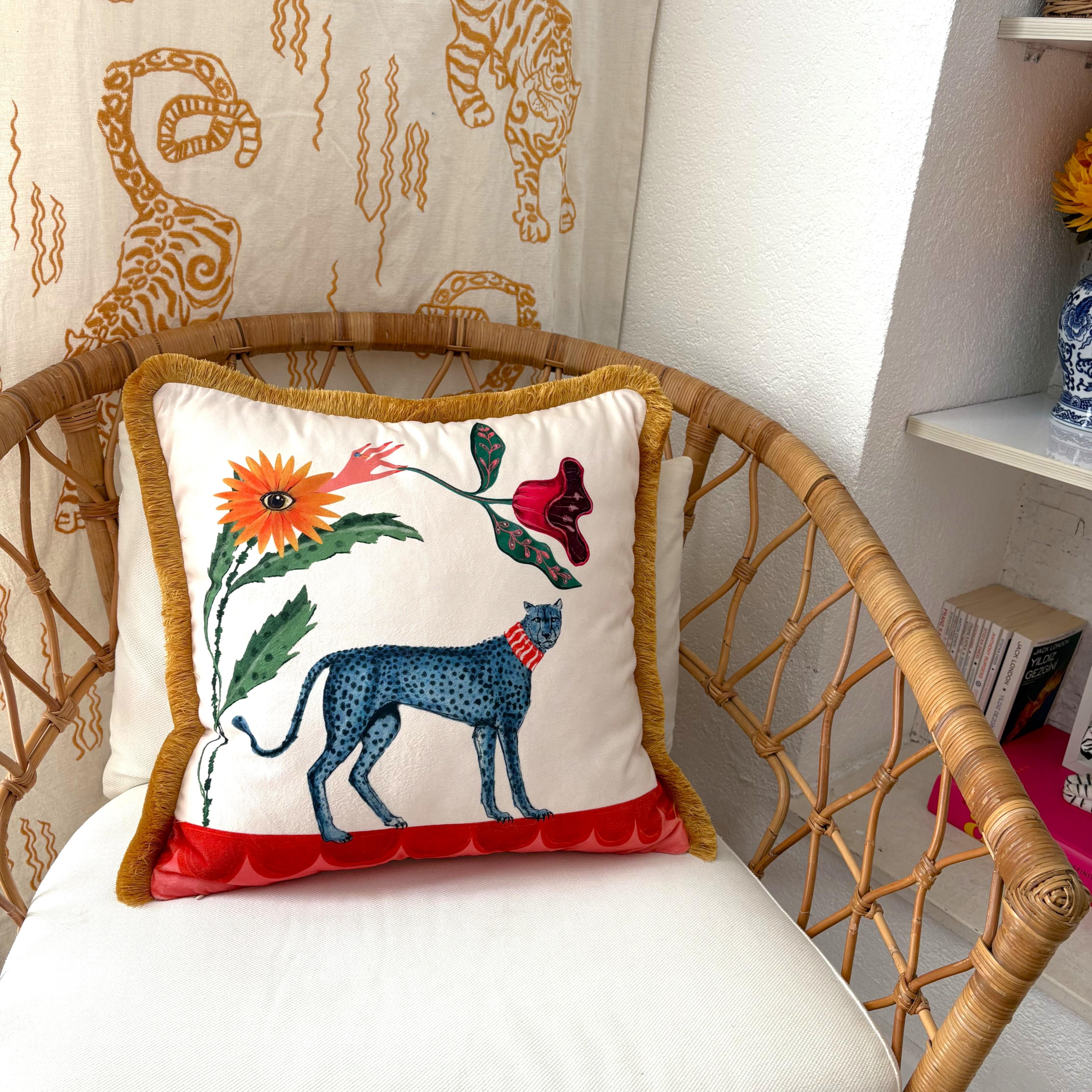 Boho Çiçek ve Leopar Desenli Kadife Yastık Kılıfı – 50x50 cm – Püsküllü Dekoratif Kırlent Kılıfı