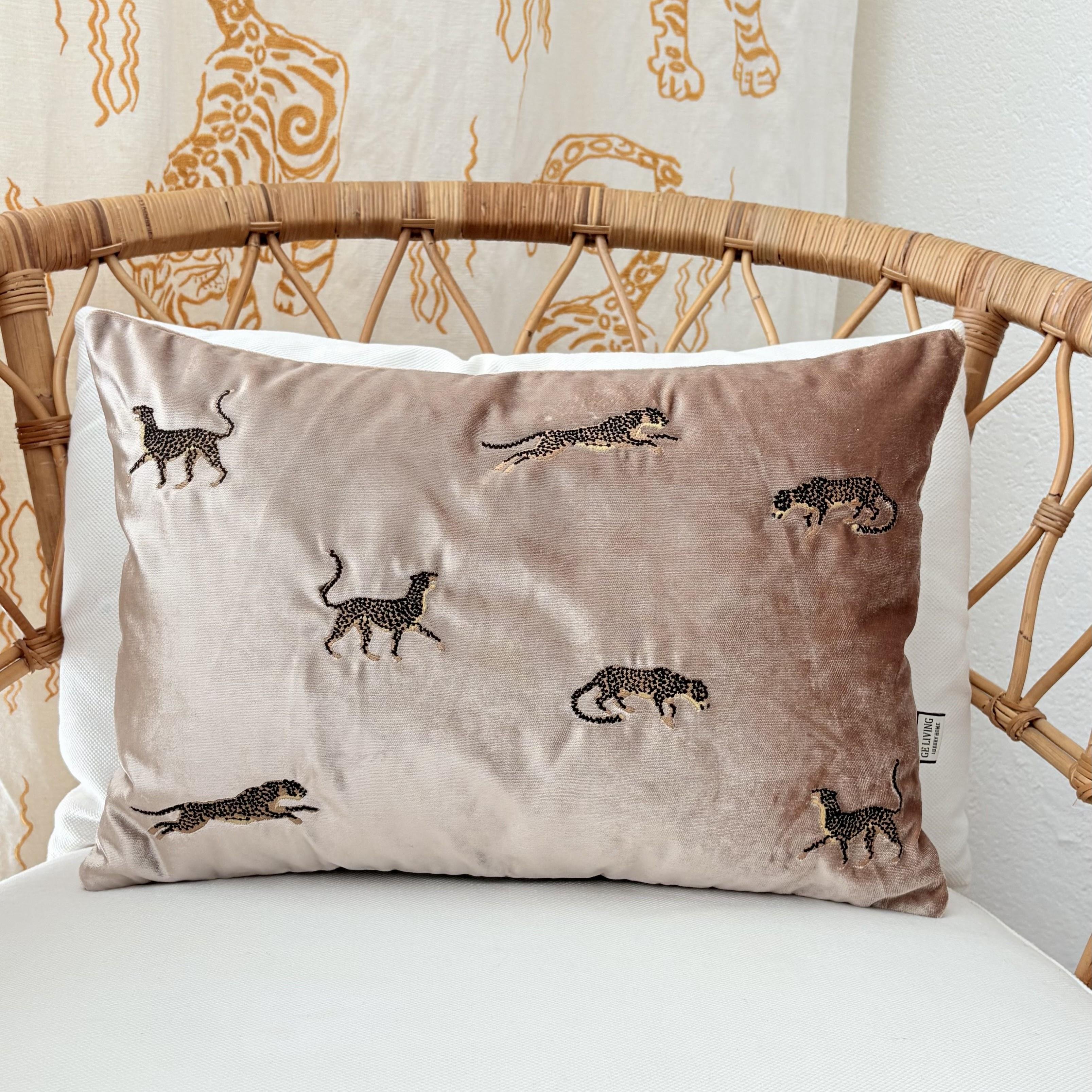 Dekoratif Leopar Desenli Bej Kadife Kırlent Kılıfı 35 x 50 cm