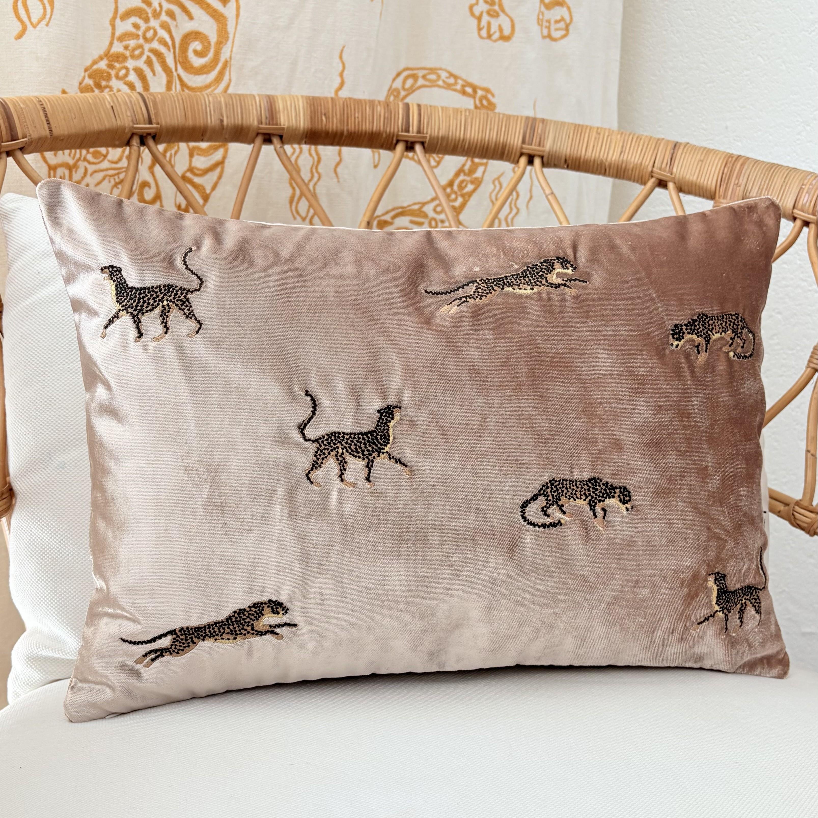 Dekoratif Leopar Desenli Bej Kadife Kırlent Kılıfı 35 x 50 cm