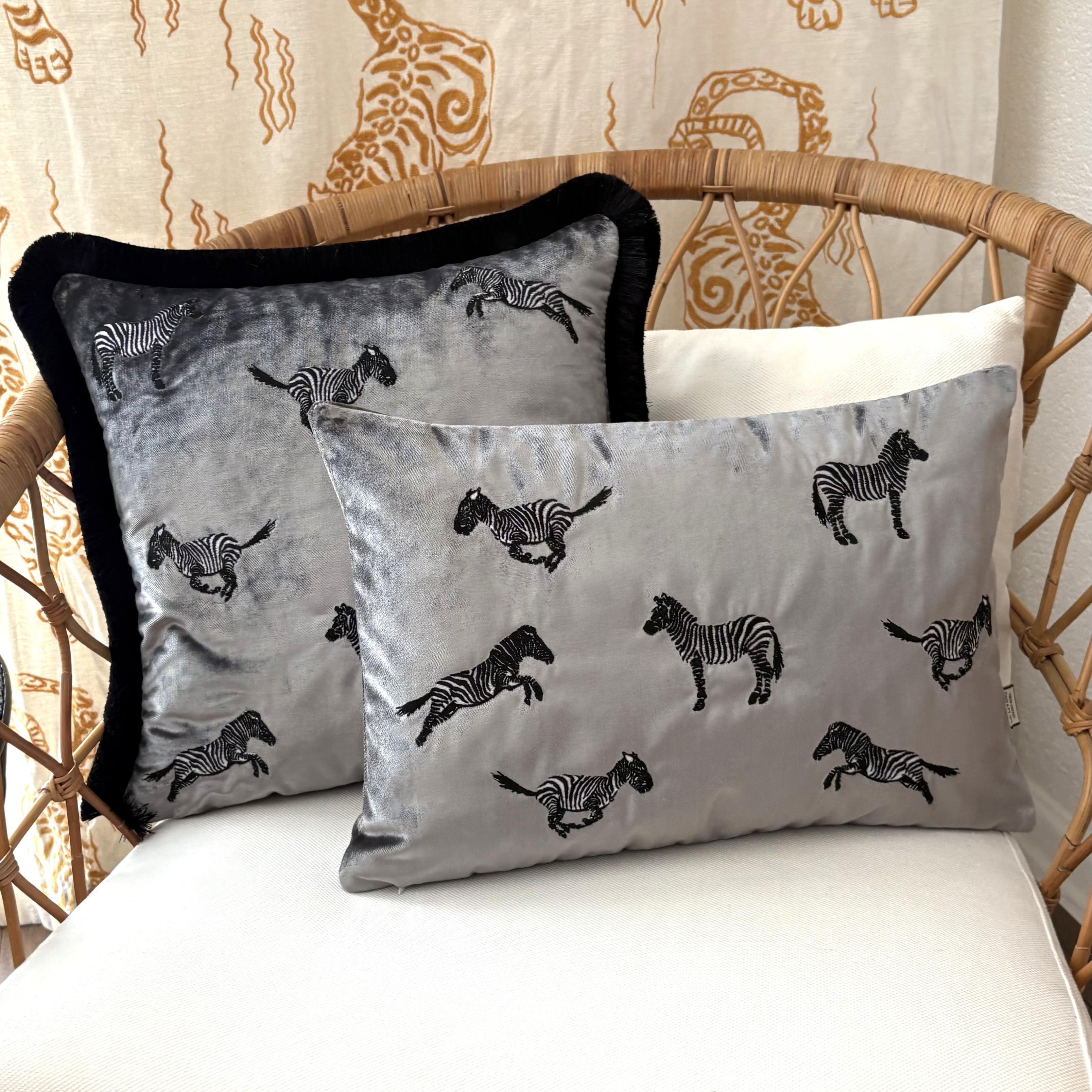 Dekoratif Zebra Desenli Gümüş Kadife Kırlent Kılıfı