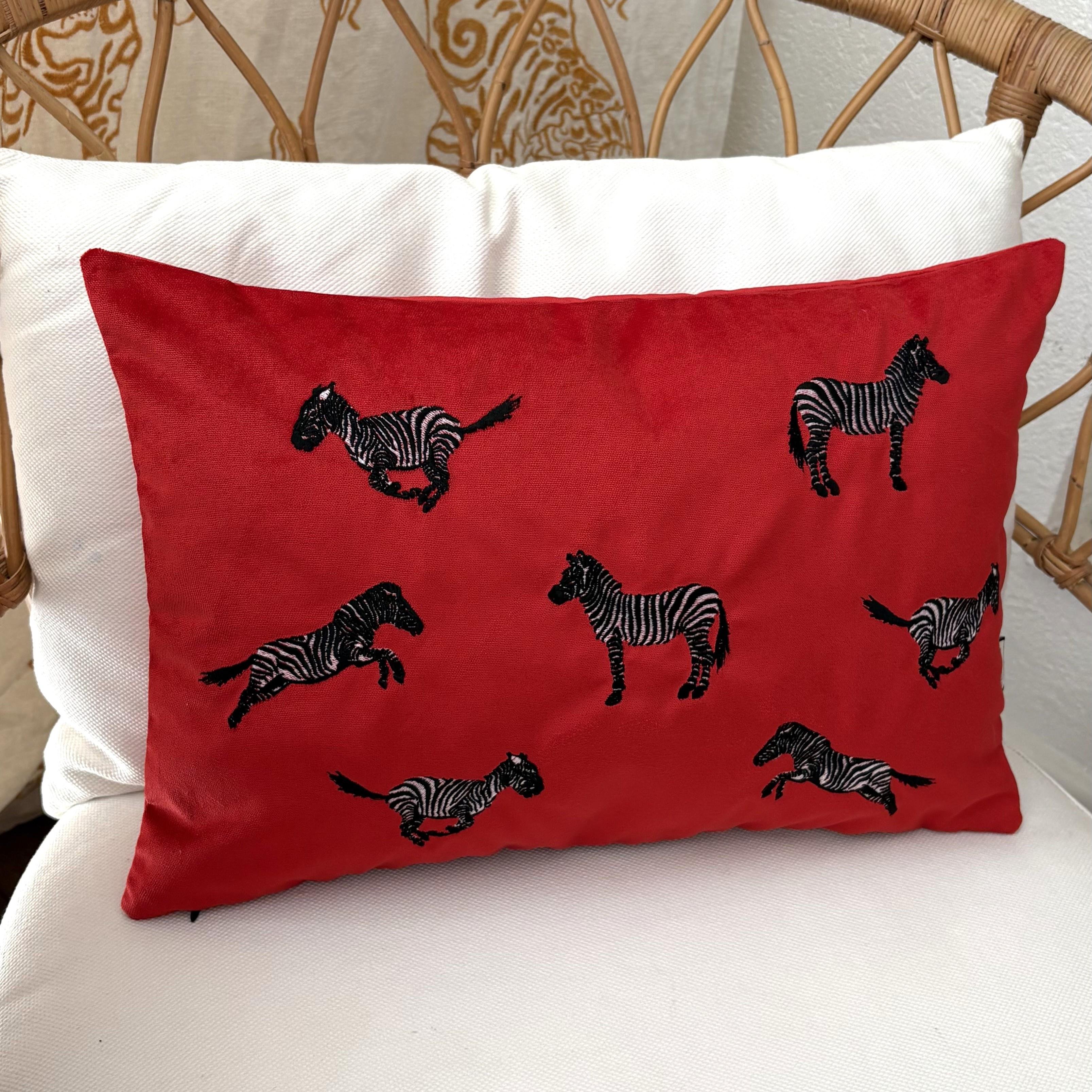 Dekoratif Zebra Desenli Kırmızı Kadife Kırlent Kılıfı