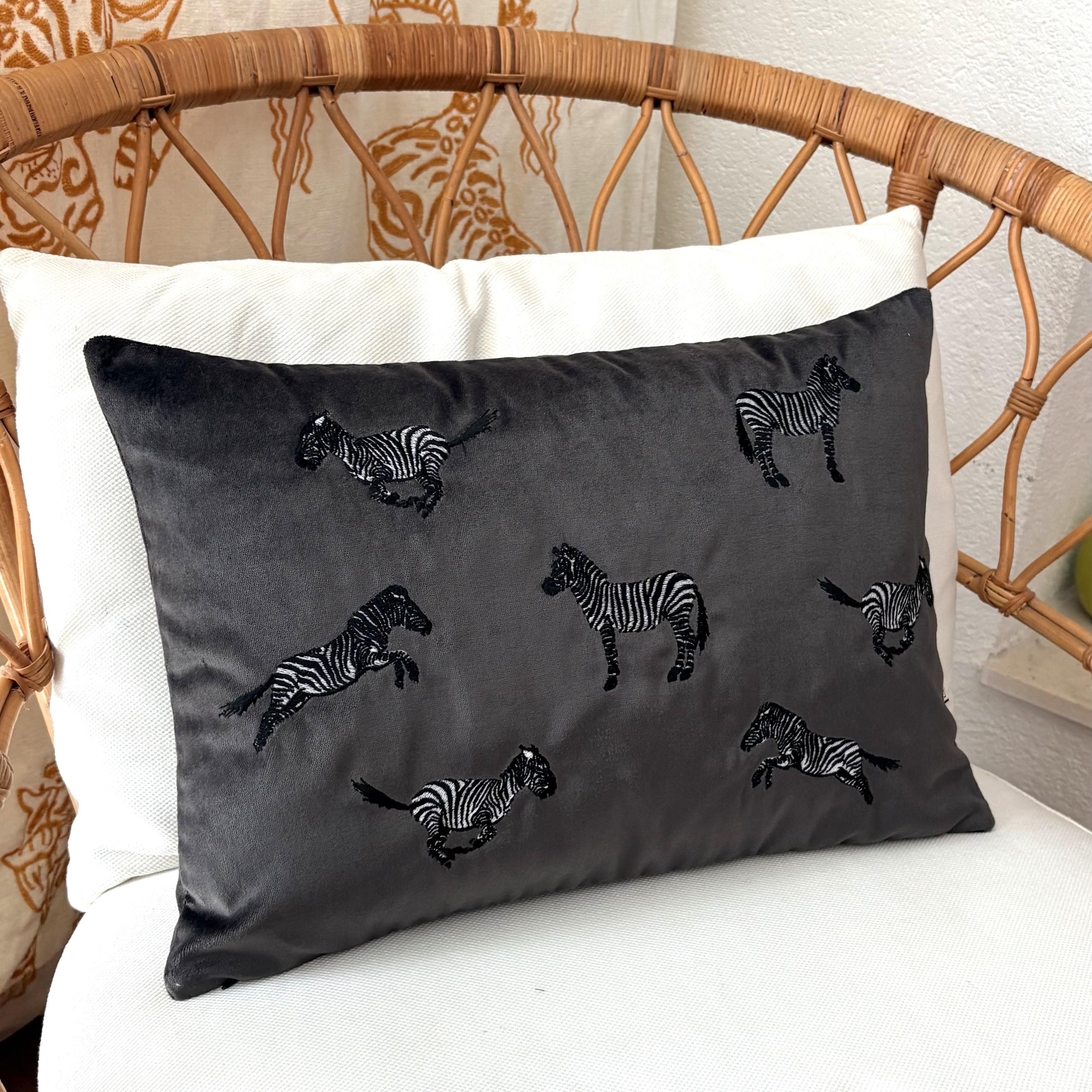 Dekoratif Zebra Desenli Mat Gri Kadife Kırlent Kılıfı