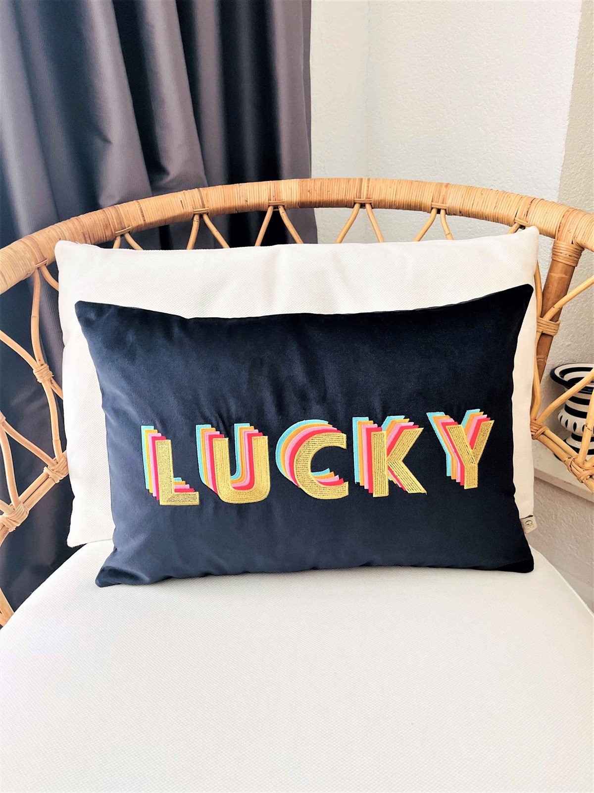 Lucky Desenli Lacivert Kadife Dekoratif Kırlent Kılıfı
