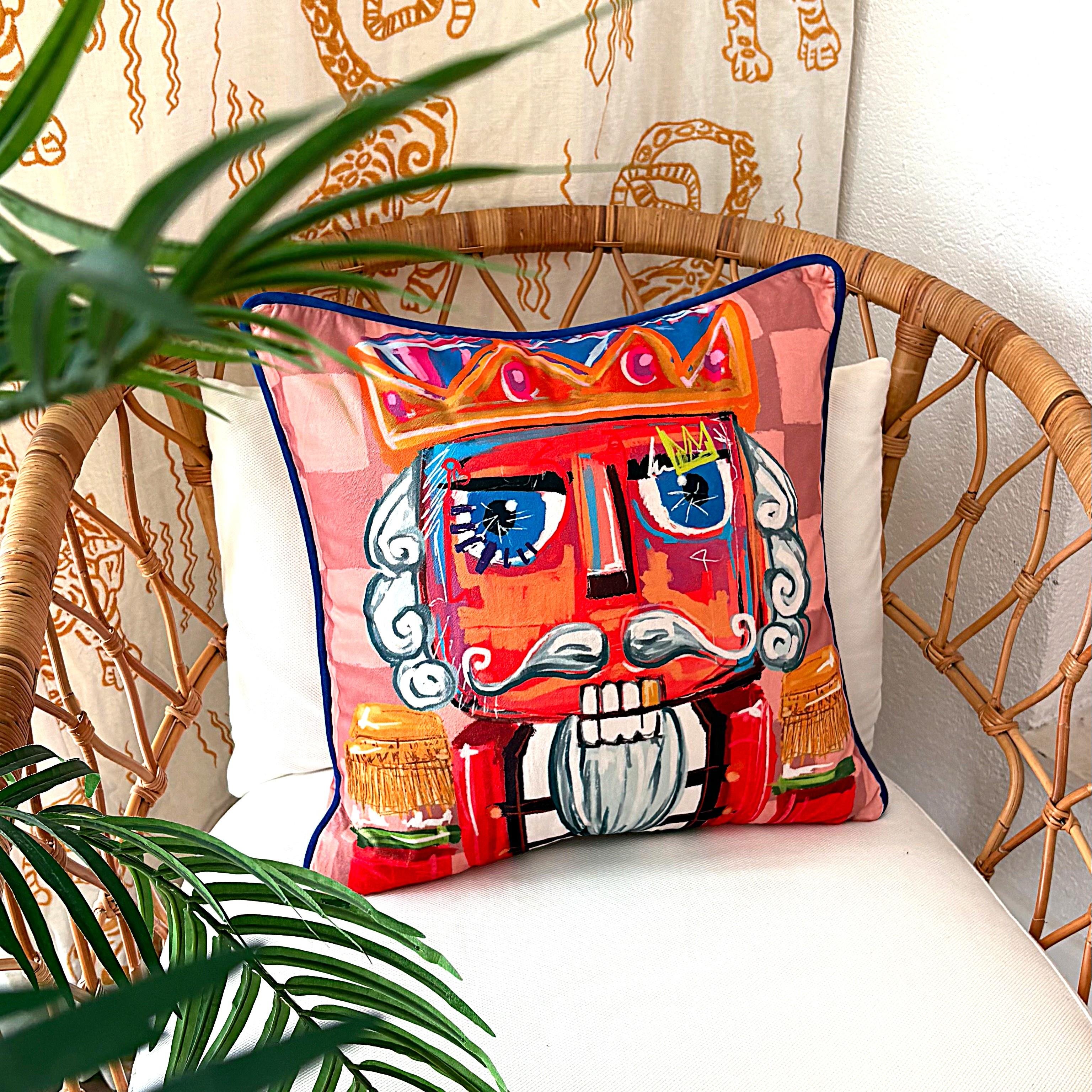 Nutcracker Desenli Kadife Yastık Kılıfı – 50x50 cm – Renkli Yeni Yıl Tasarım – Dekoratif Kırlent Kılıfı