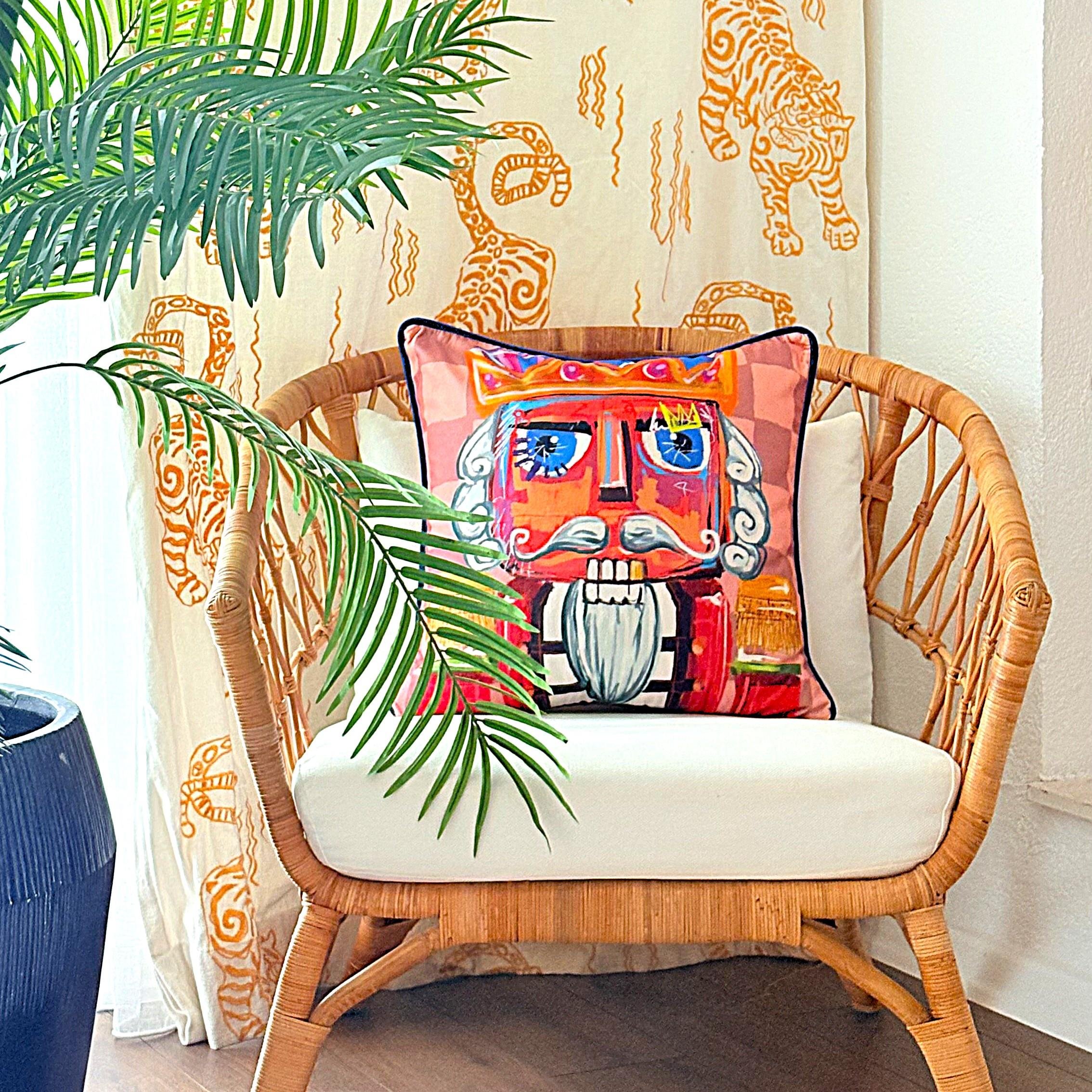 Nutcracker Desenli Kadife Yastık Kılıfı – 50x50 cm – Renkli Yeni Yıl Tasarım – Dekoratif Kırlent Kılıfı