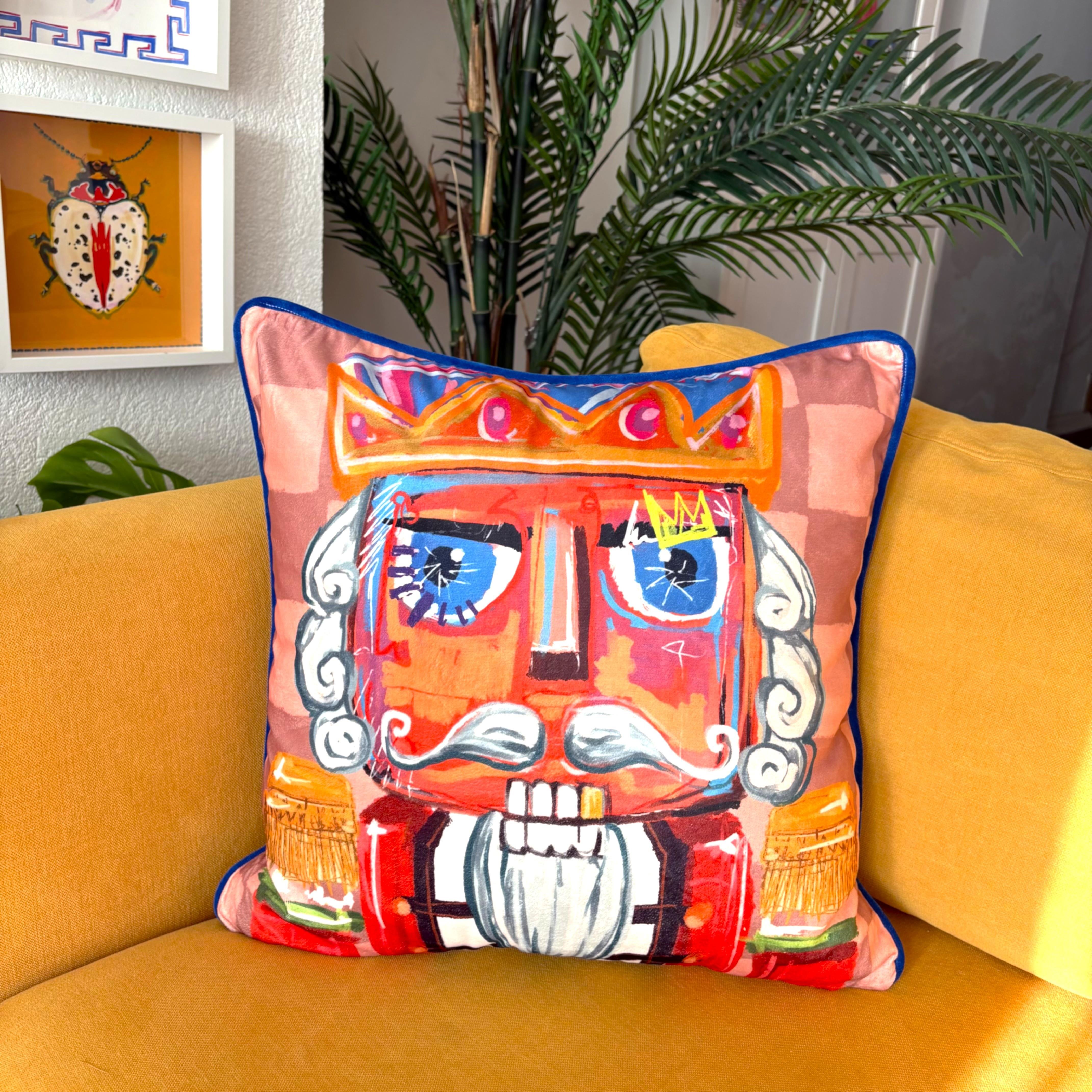 Nutcracker Desenli Kadife Yastık Kılıfı – 50x50 cm – Renkli Yeni Yıl Tasarım – Dekoratif Kırlent Kılıfı