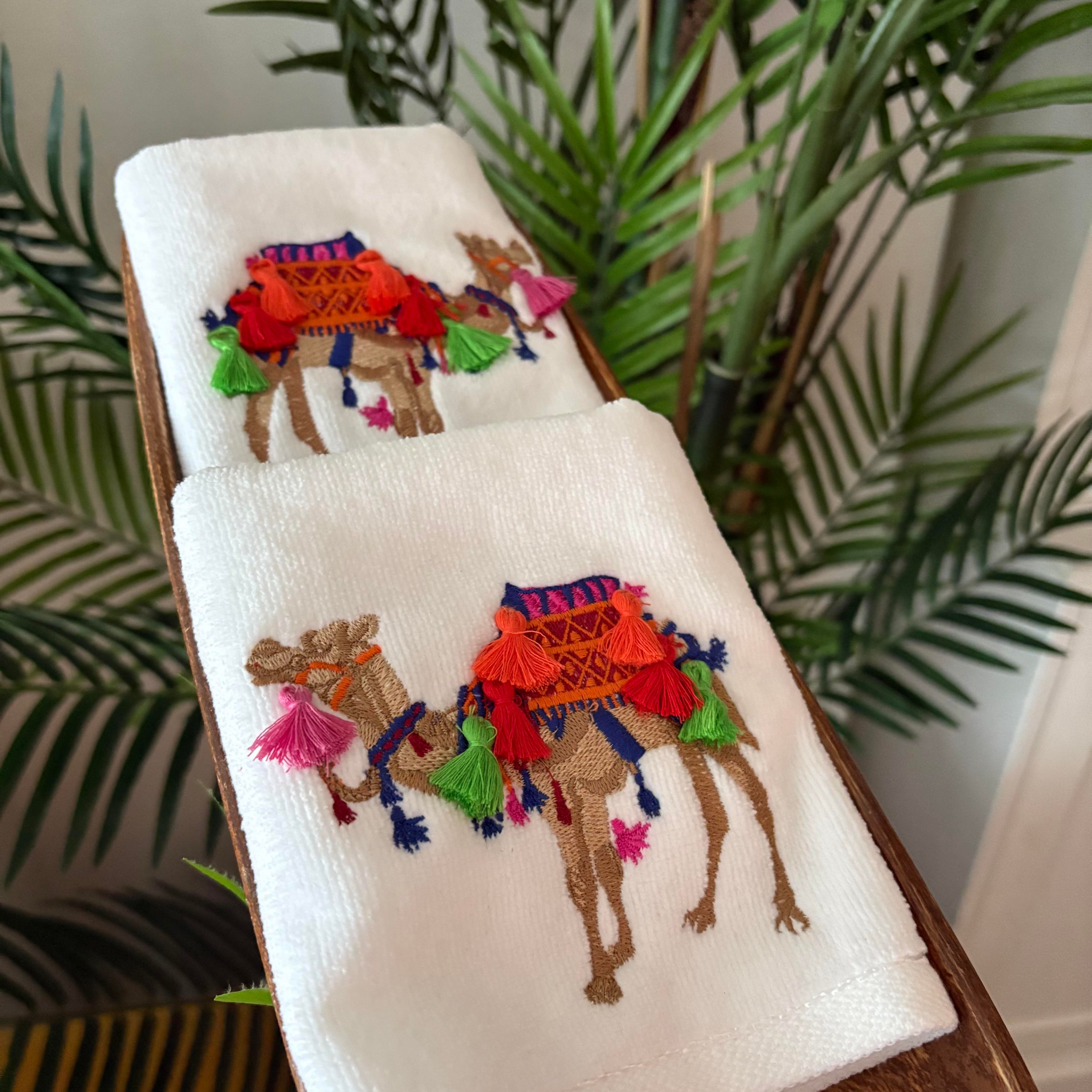 PÜSKÜLLÜ DEVE İŞLEMELİ HAVLU