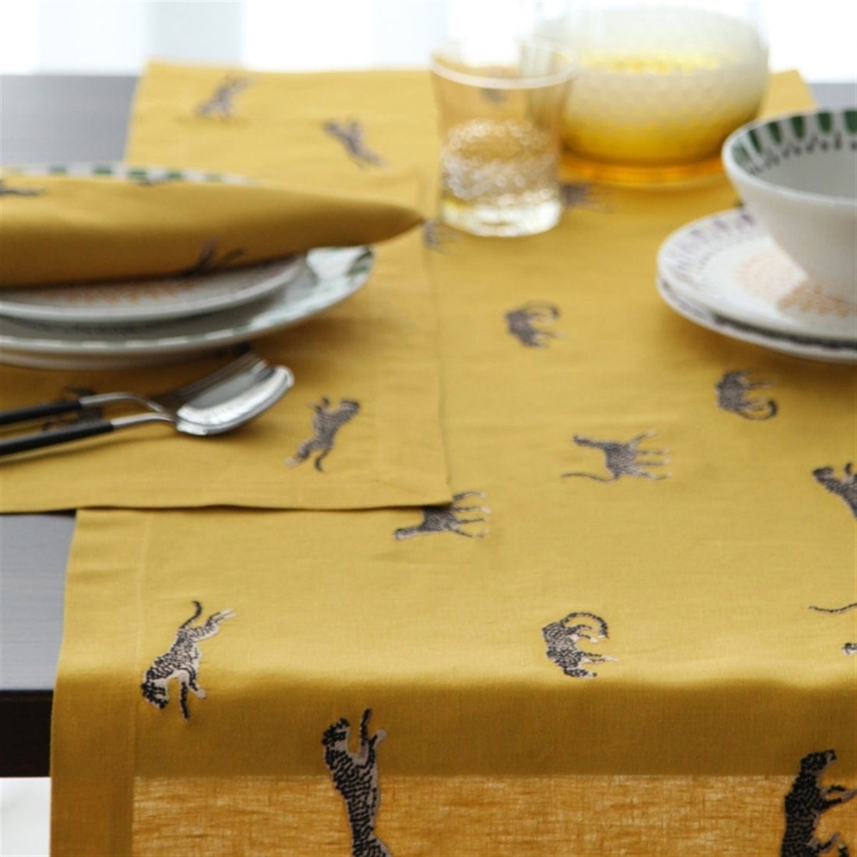 Runner - Leopar Deseni Nakış İşlemeli Dekoratif Sarı Keten Masa Örtüsü