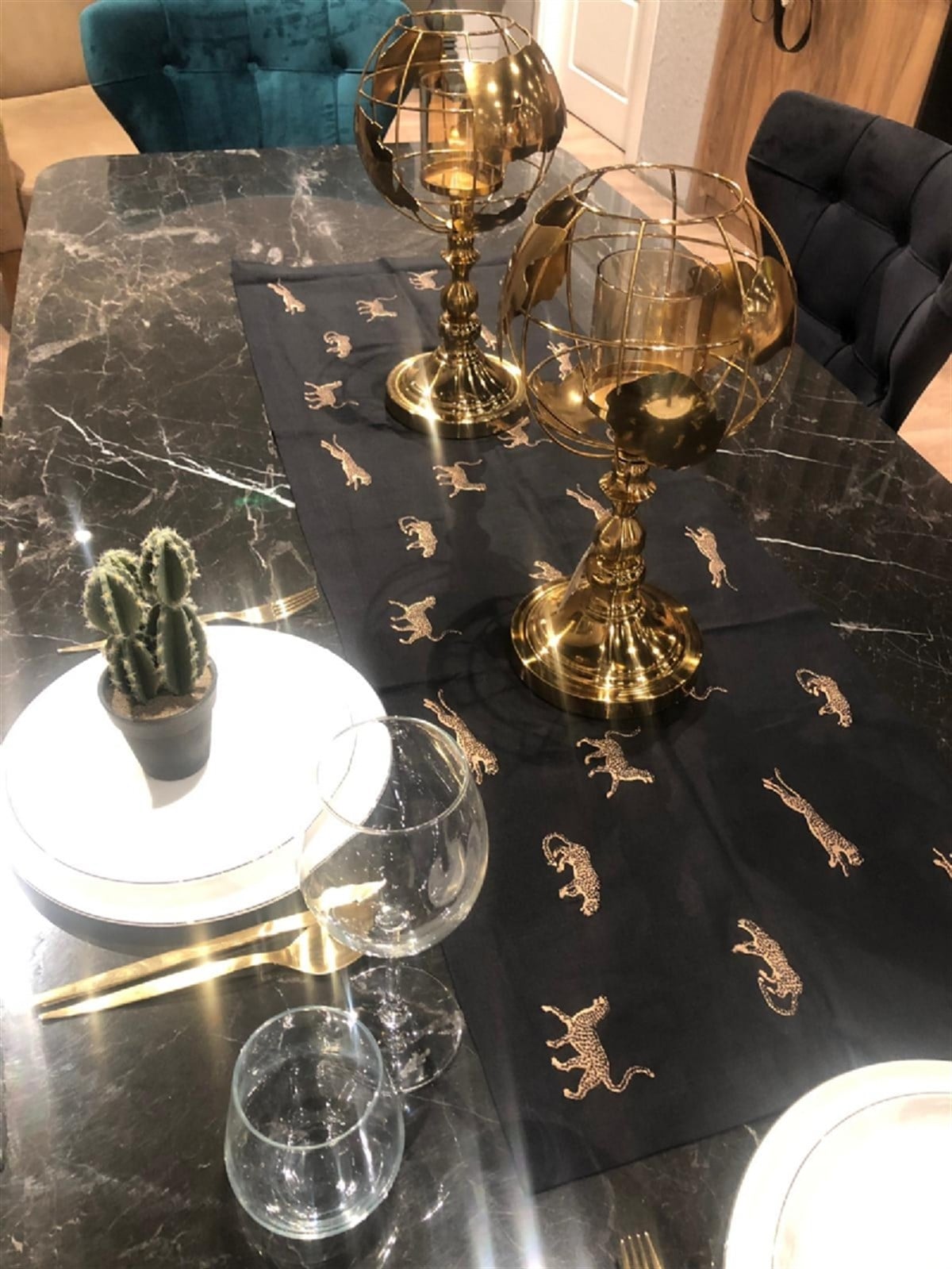 Runner - Leopar Deseni Nakış İşlemeli Dekoratif Siyah Keten Masa Örtüsü