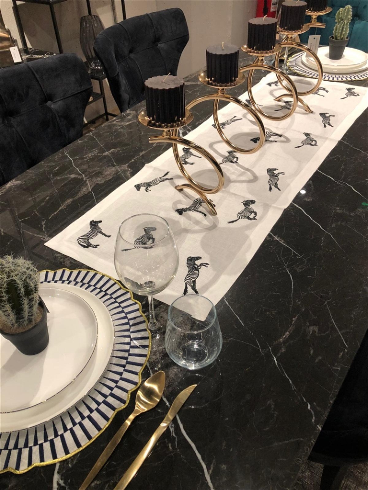 Runner - Zebra Deseni Nakış İşlemeli Dekoratif Beyaz Keten Masa Örtüsü