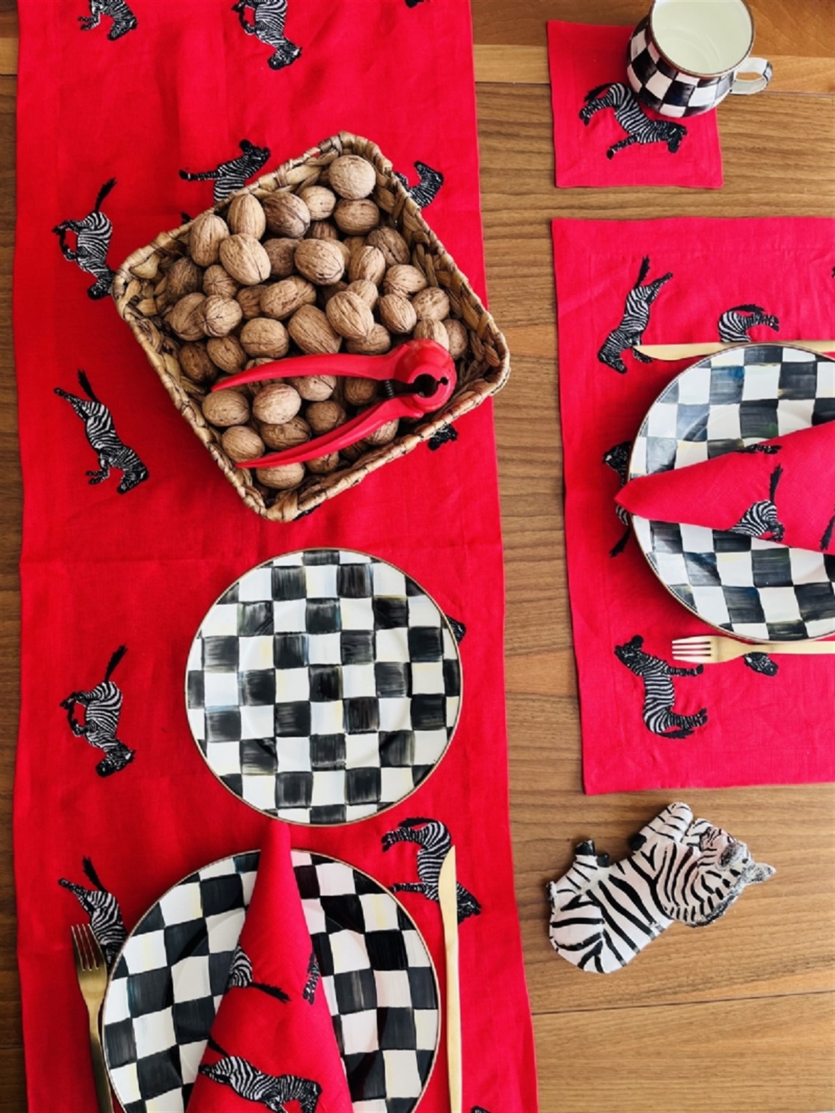 Runner - Zebra Deseni Nakış İşlemeli Dekoratif Kırmızı Keten Masa Örtüsü
