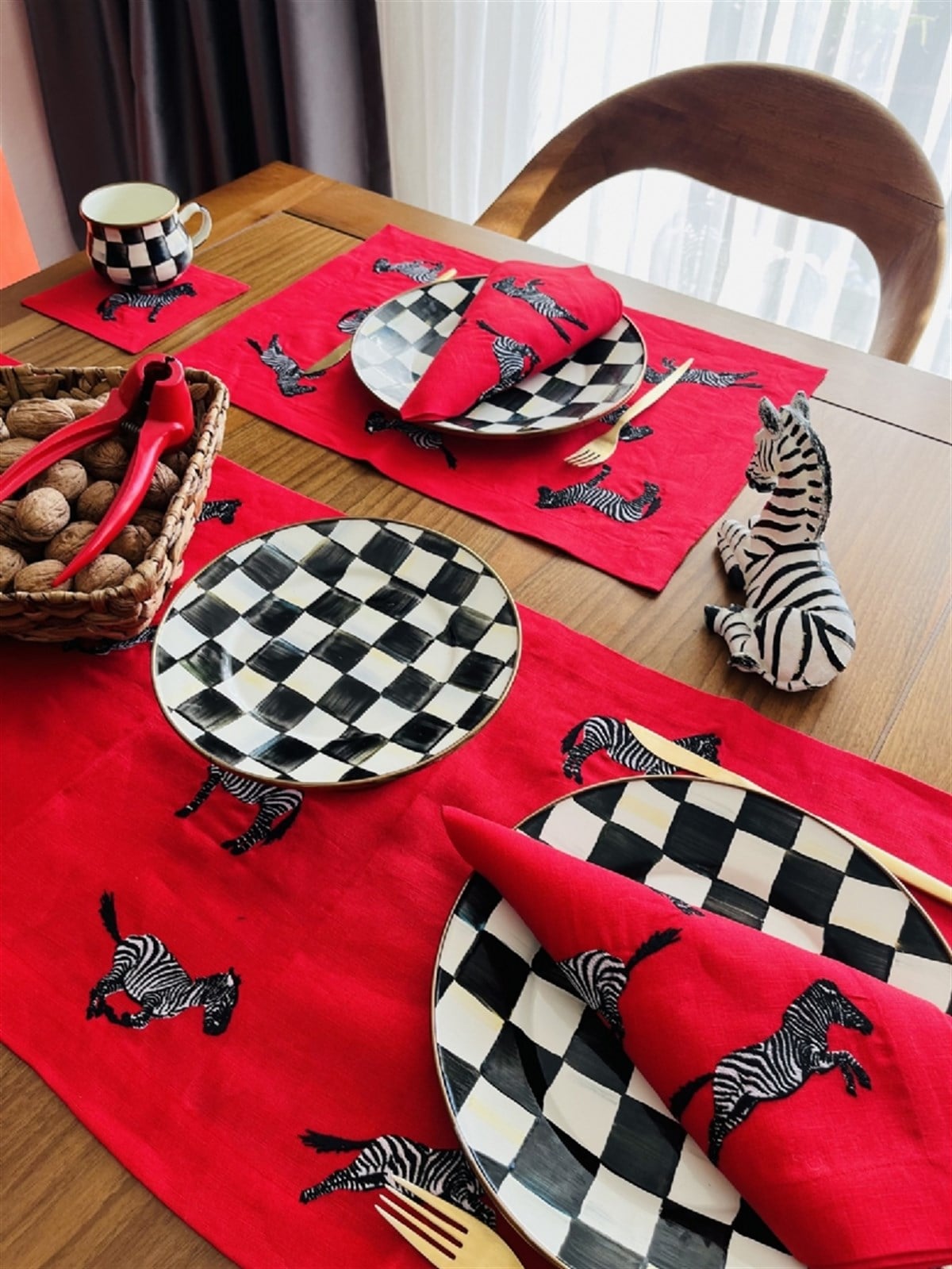 Runner - Zebra Deseni Nakış İşlemeli Dekoratif Kırmızı Keten Masa Örtüsü