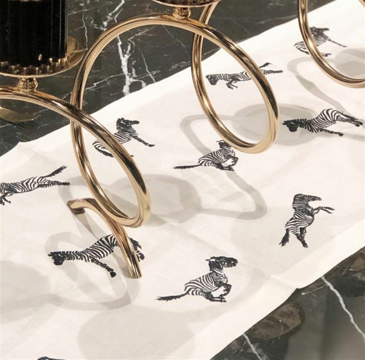 Runner - Zebra Deseni Nakış İşlemeli Dekoratif Beyaz Keten Masa Örtüsü