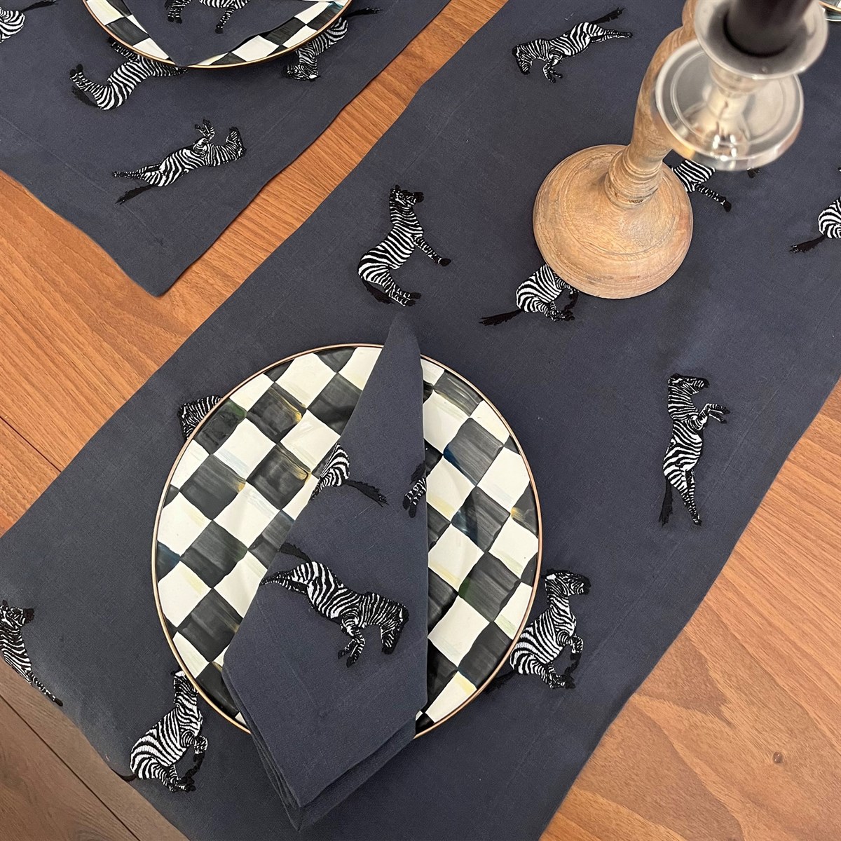 Runner - Zebra Deseni Nakış İşlemeli Dekoratif Antrasit Gri Keten Masa Örtüsü