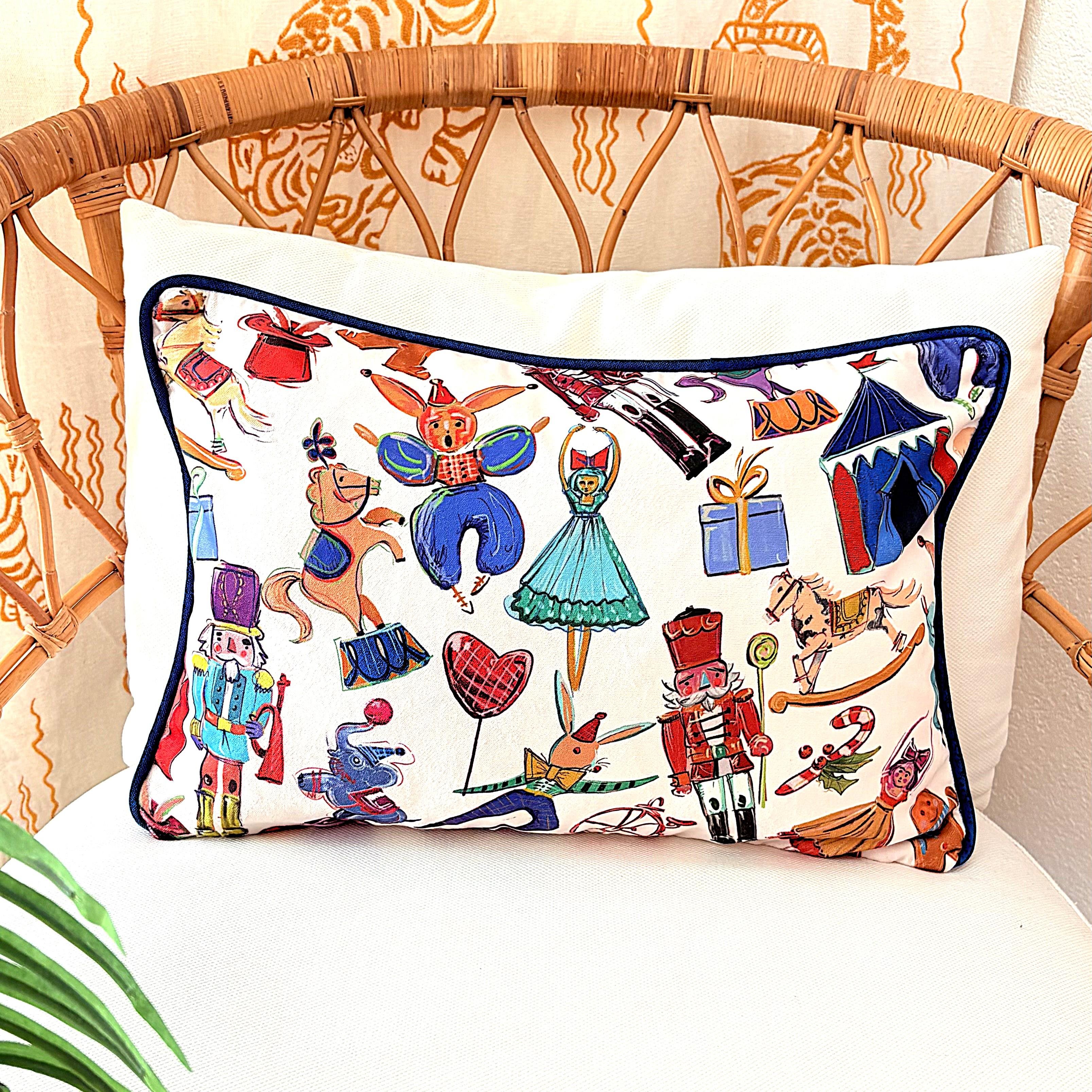 Sirk ve Nutcracker Desenli Dekoratif Kadife Yastık Kılıfı – 35x50 cm – Renkli Yılbaşı Tasarım Kırlent Kılıfı