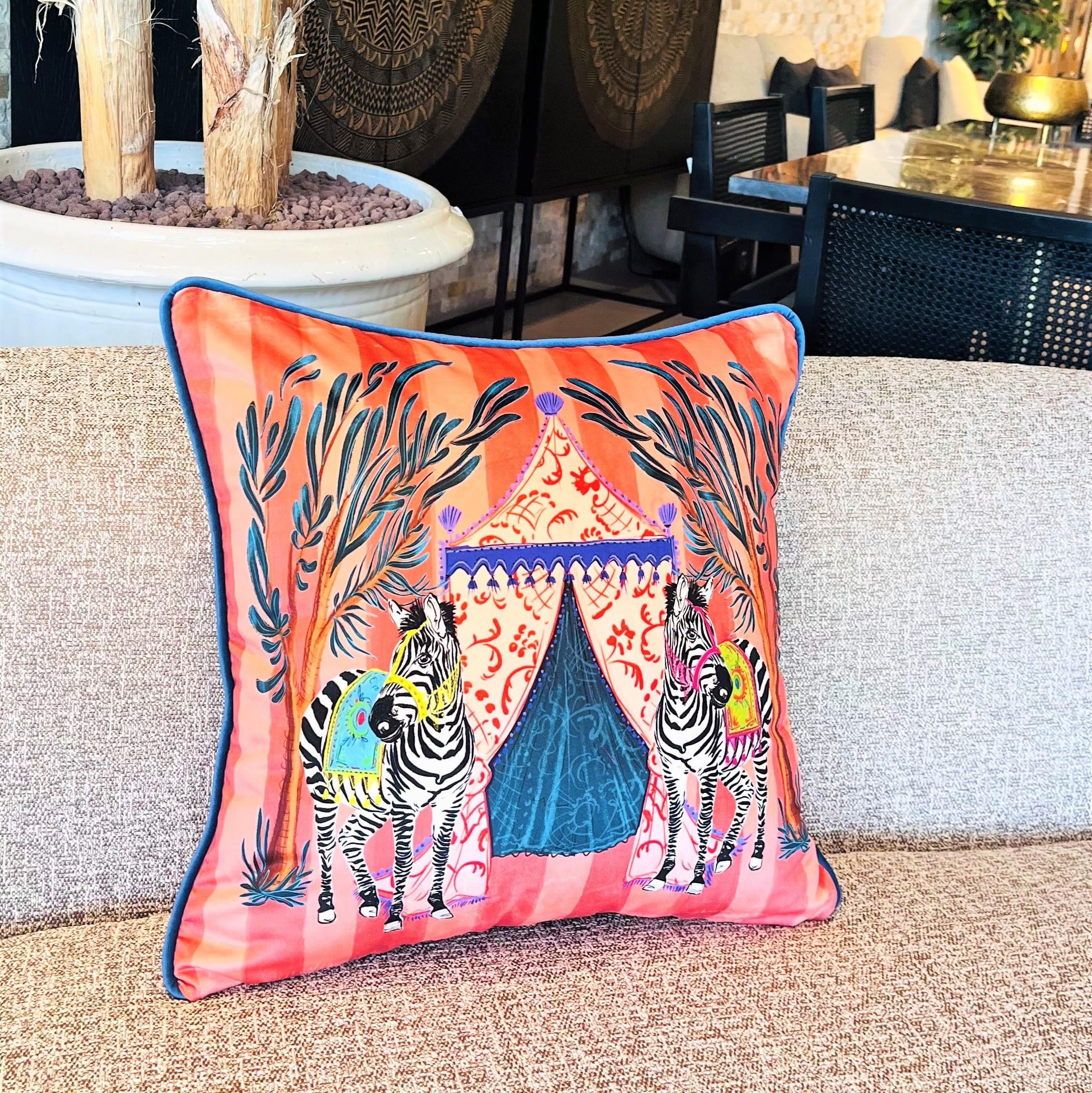 Zebra Figürlü Pembe Çizgili Kadife Kırlent Kılıfı - Vaha Serisi 