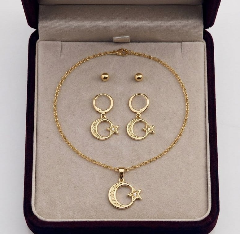 Gold Renk Ay Yıldız Detaylı 3'lü Kolye Top Küpe Seti