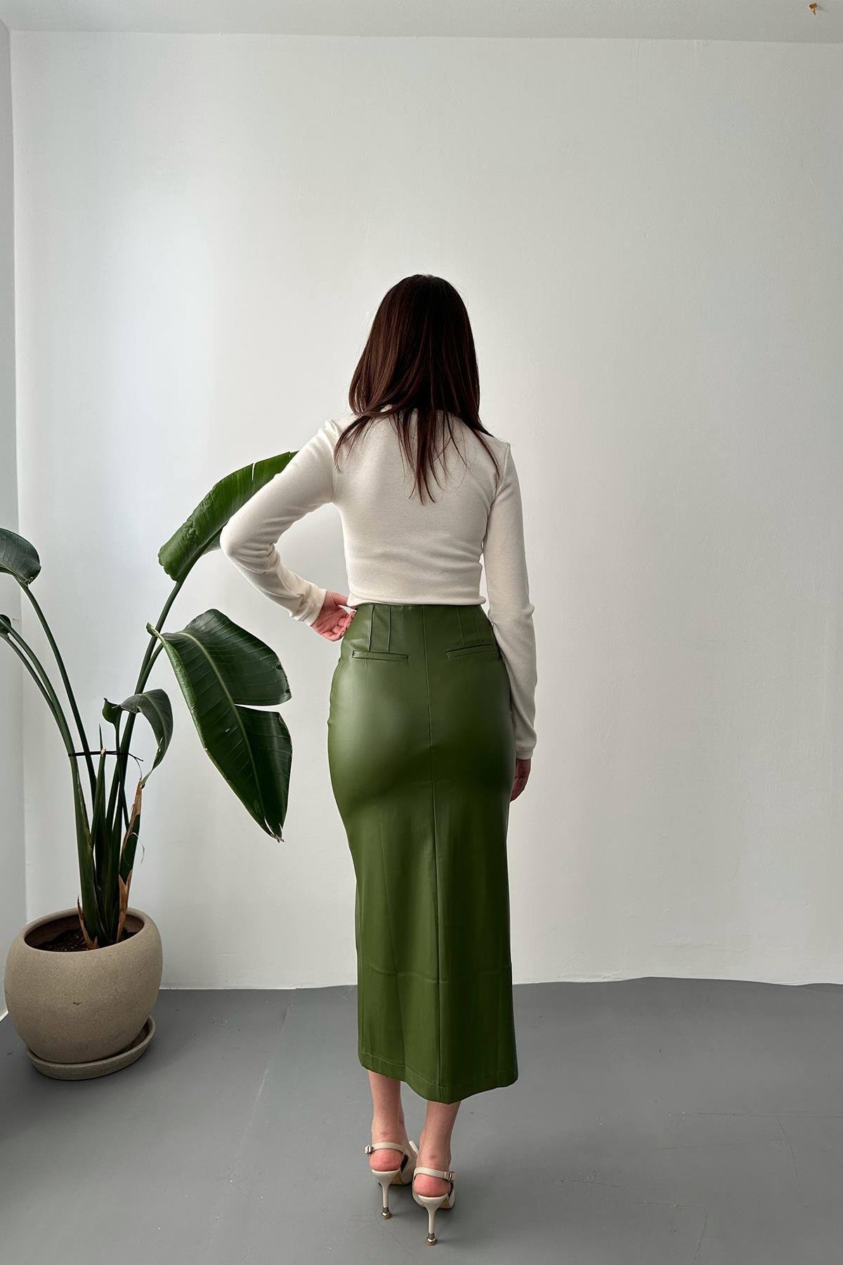 تنورة مطرزة بفتحة باللون الكاكي الفاتح للبيع بالجملة