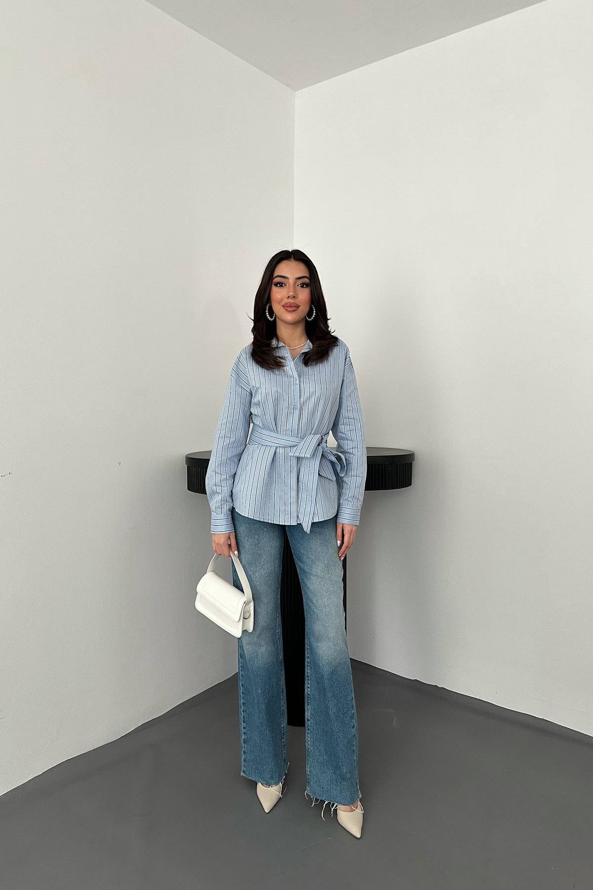 Toptan Bebe Mavi Boyundan Bağlamalı Çizgili Gömlek