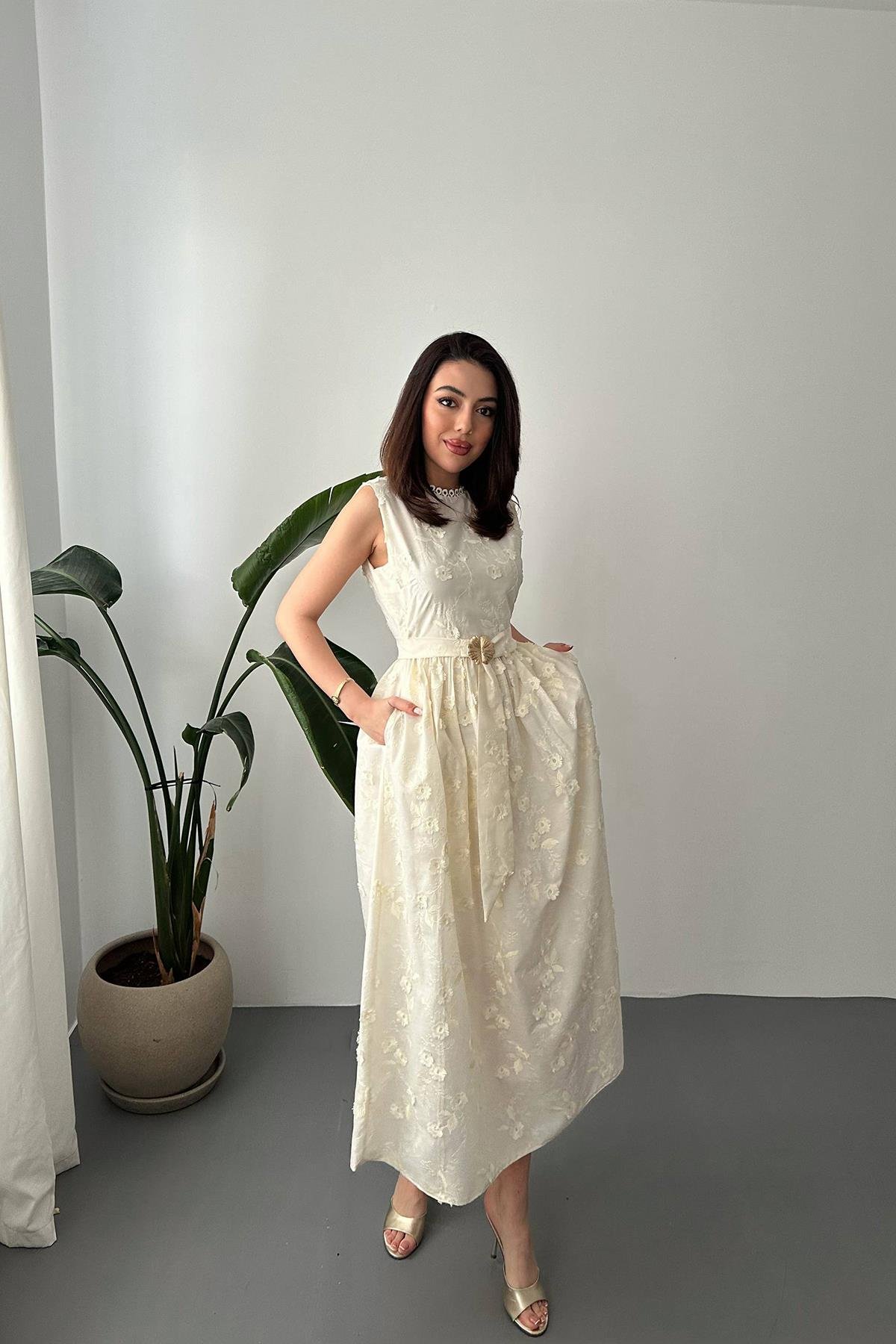 Toptan Bej 3d Brode Detaylı Elbise