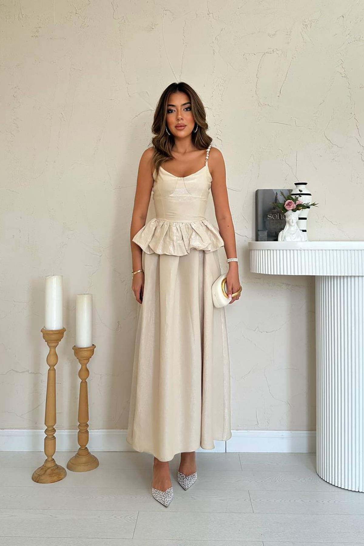 Toptan Bej Beli Büzgülü İnci Askılı Uzun Elbise