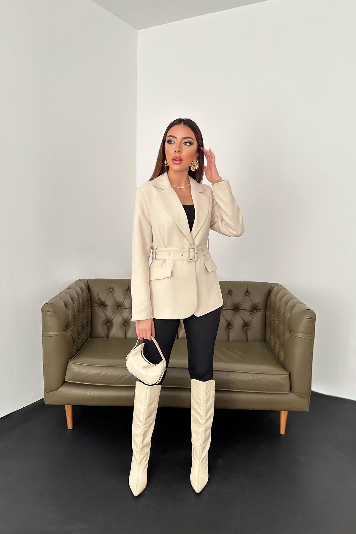 Toptan Bej Cep Kapaklı ve Kemerli Ceket