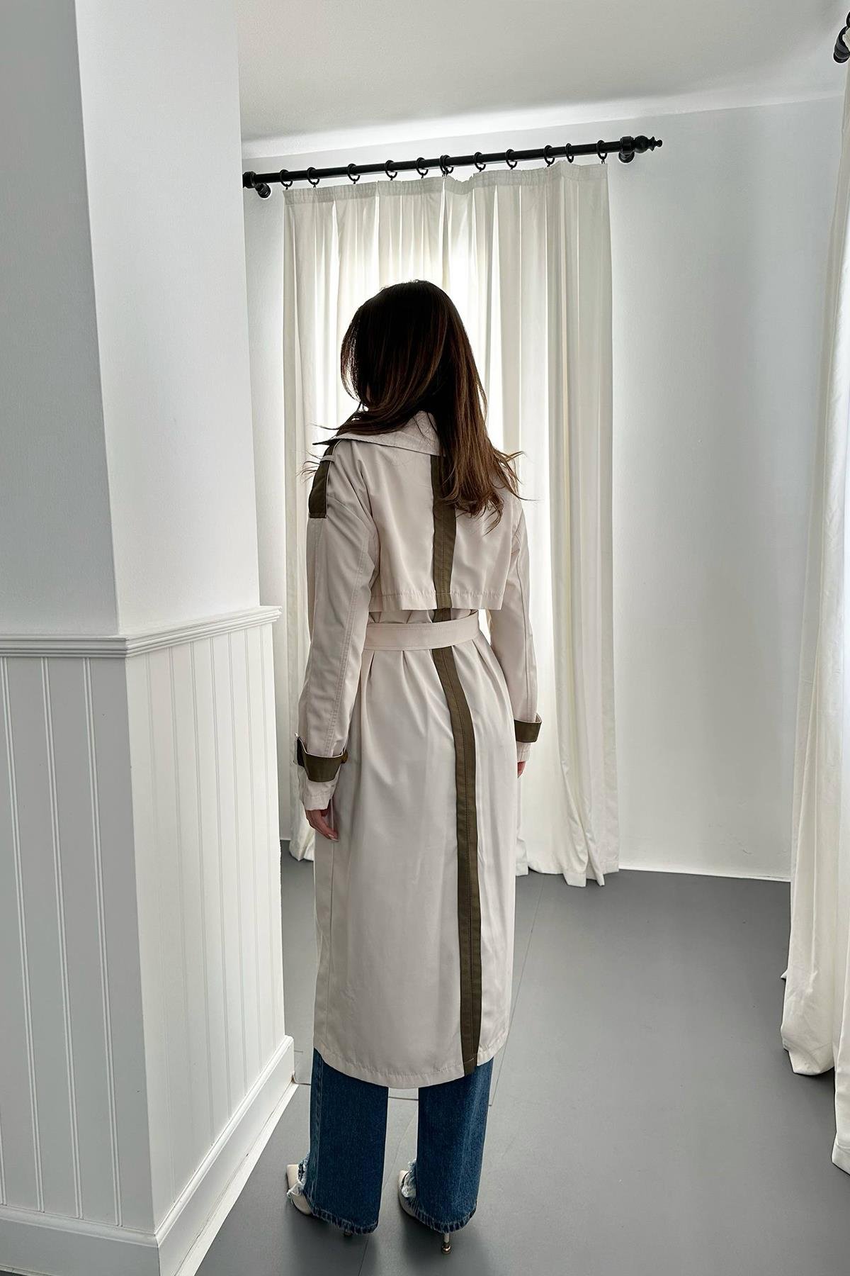 Toptan Bej Haki Arkası Çizgili ve Kemerli Trençkot