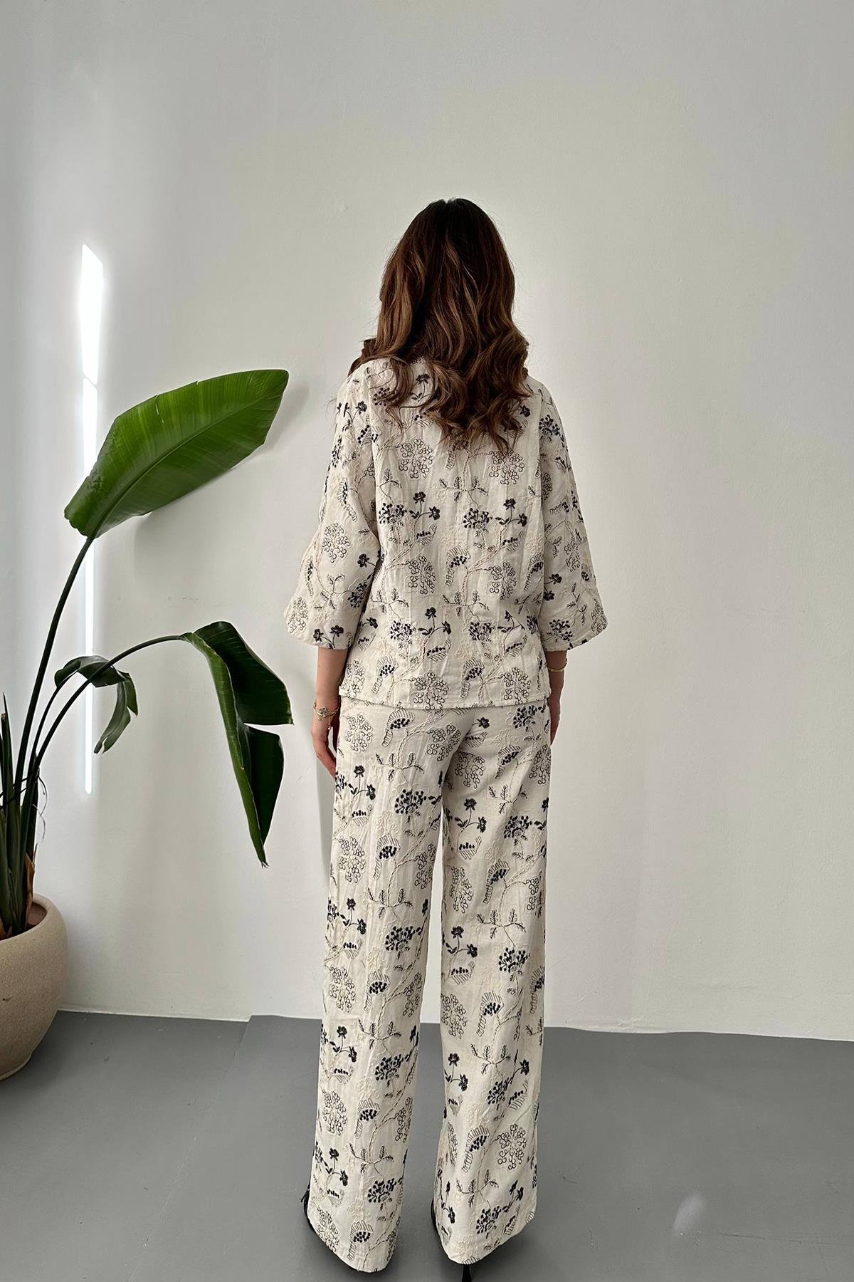 Бежевый вышитый льняной костюм оптом